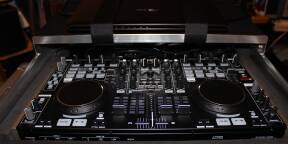 Contrôleur DJ Hybrid Denon DN-MC6000 + Flight Case Pro "Laptop Ready"