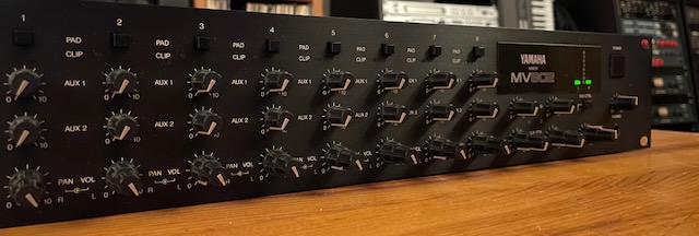 Mélangeur / Console de mixage Yamaha MV802 avec 2 entrés micro