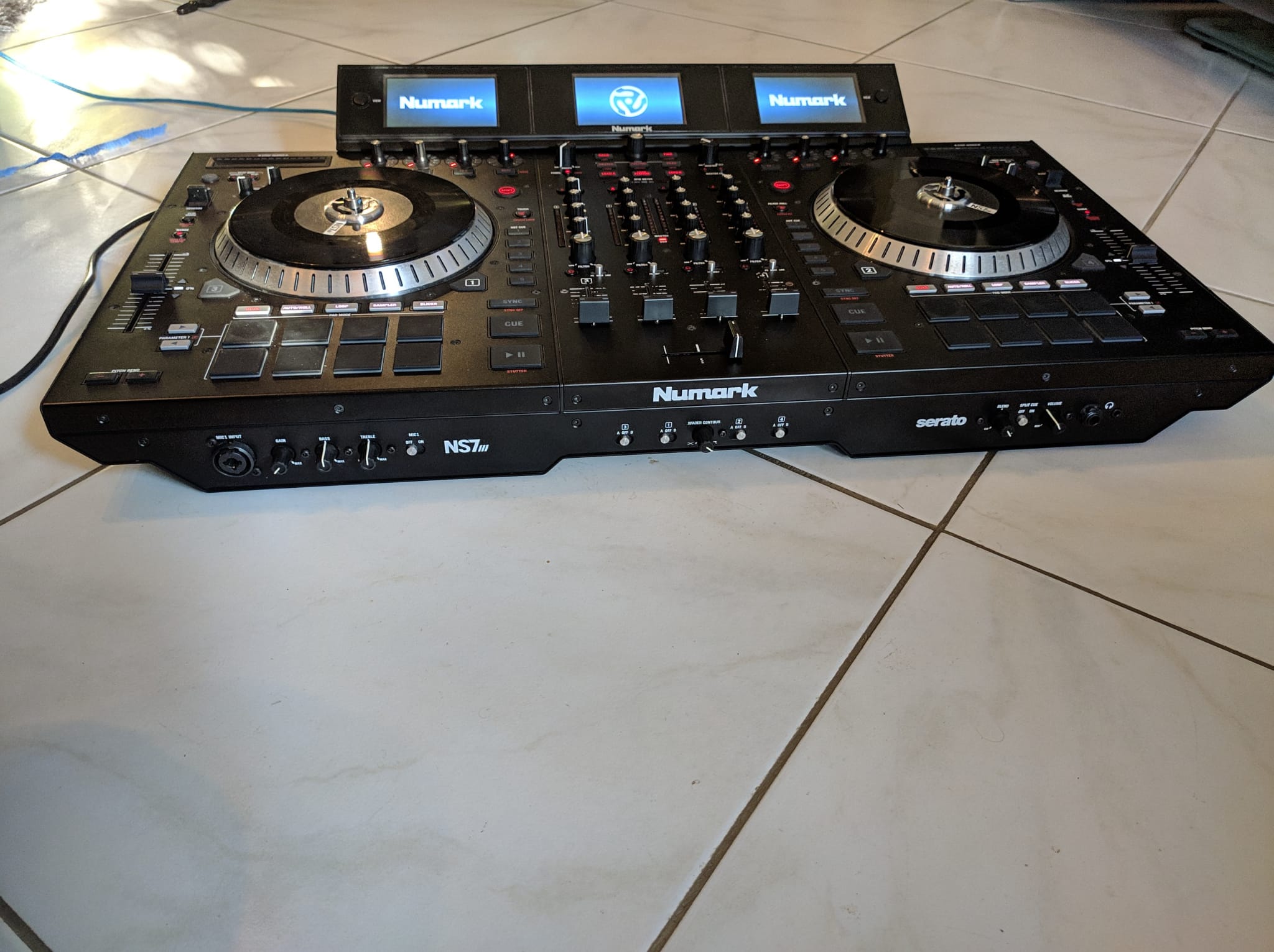 Contrôleur DJ NUMARK NS7III – Bon état + Housse UDG – 500 € (ferme)