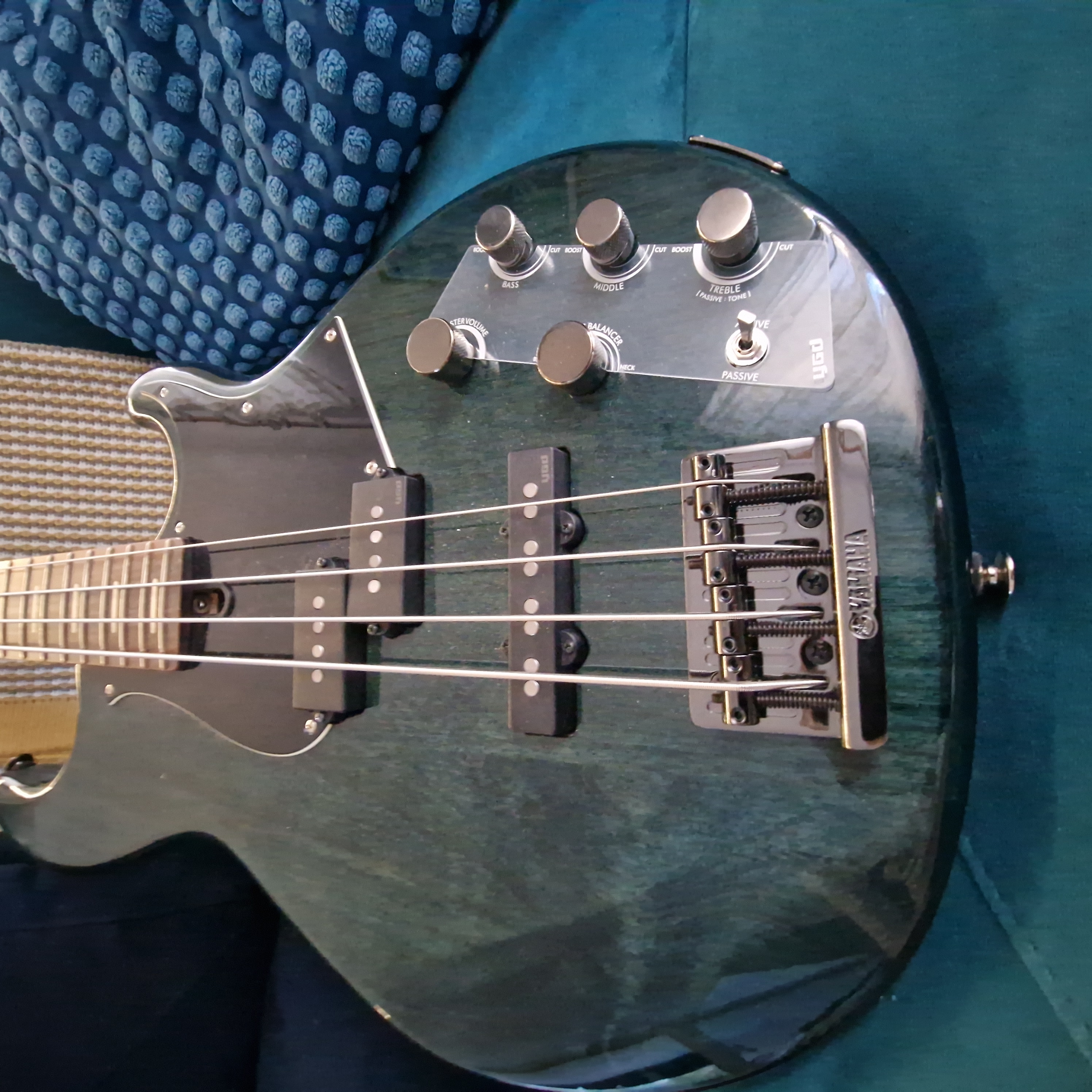 Vends basse Yamaha BB734-A Indigo Blue 