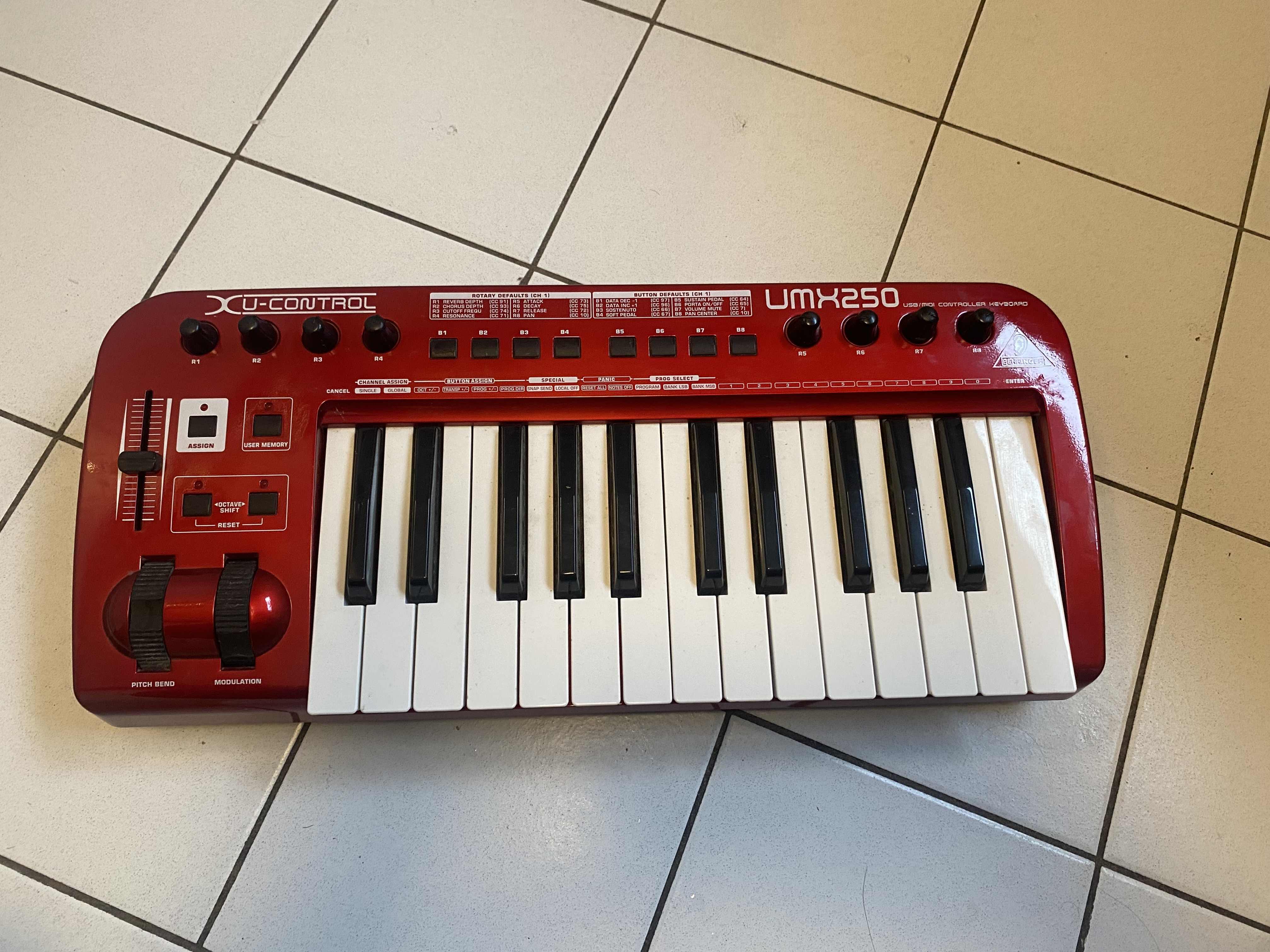 Vends Behringer U-Control UMX250