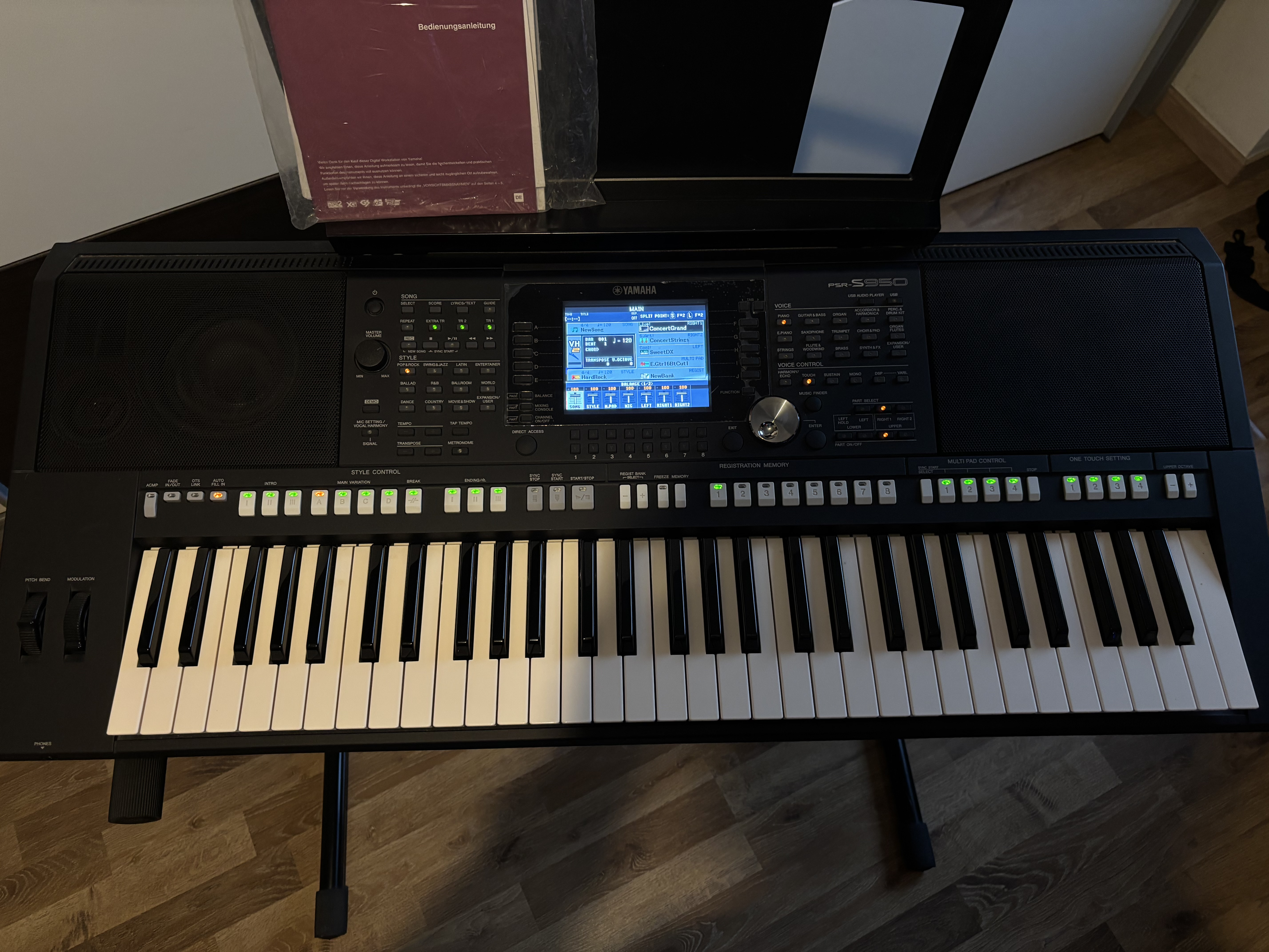 vend piano yamaha PSR-S950, comme neuf, avec support inclu.