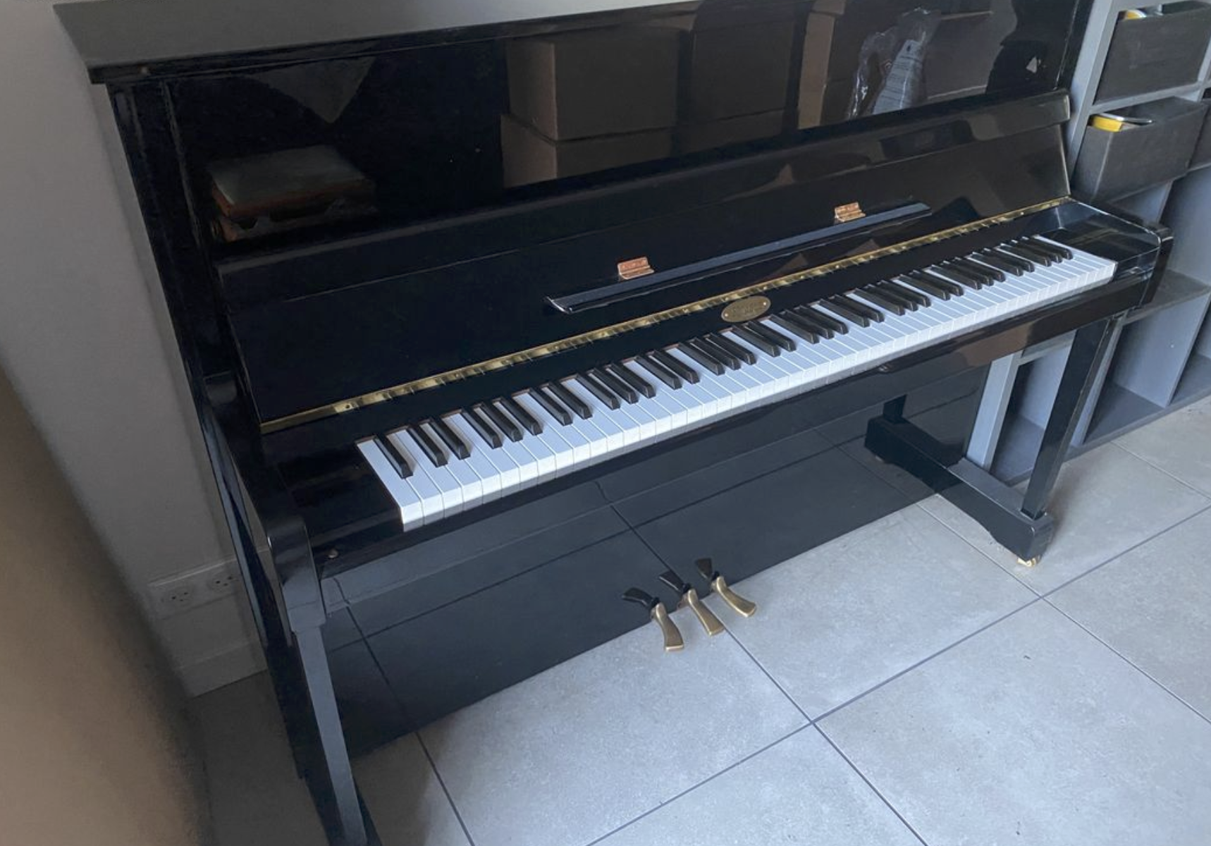 Piano droit laqué noir marque Kemble