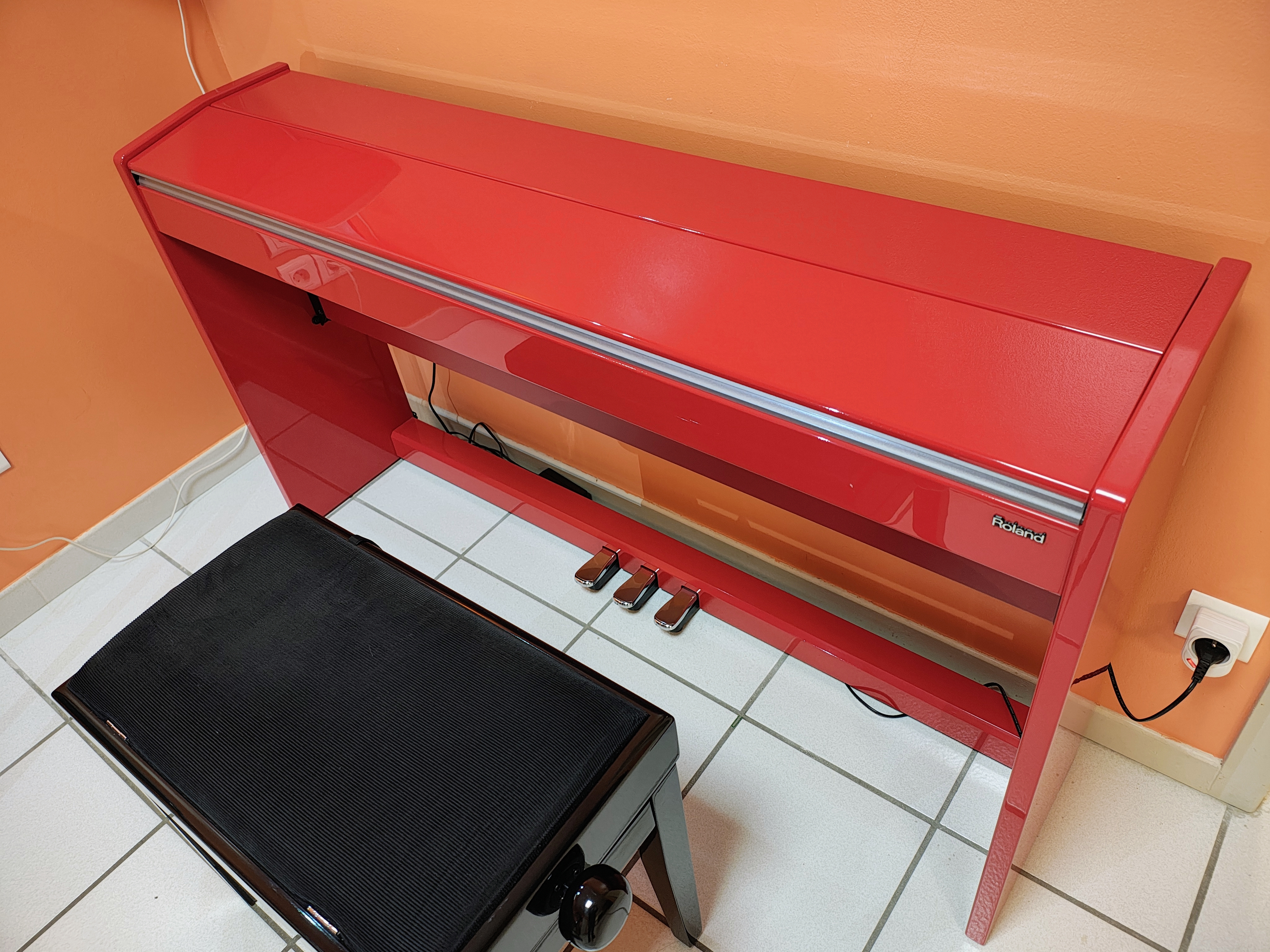 Vends [69] Piano Roland F-120 R + banc avec compartiment pour partitions