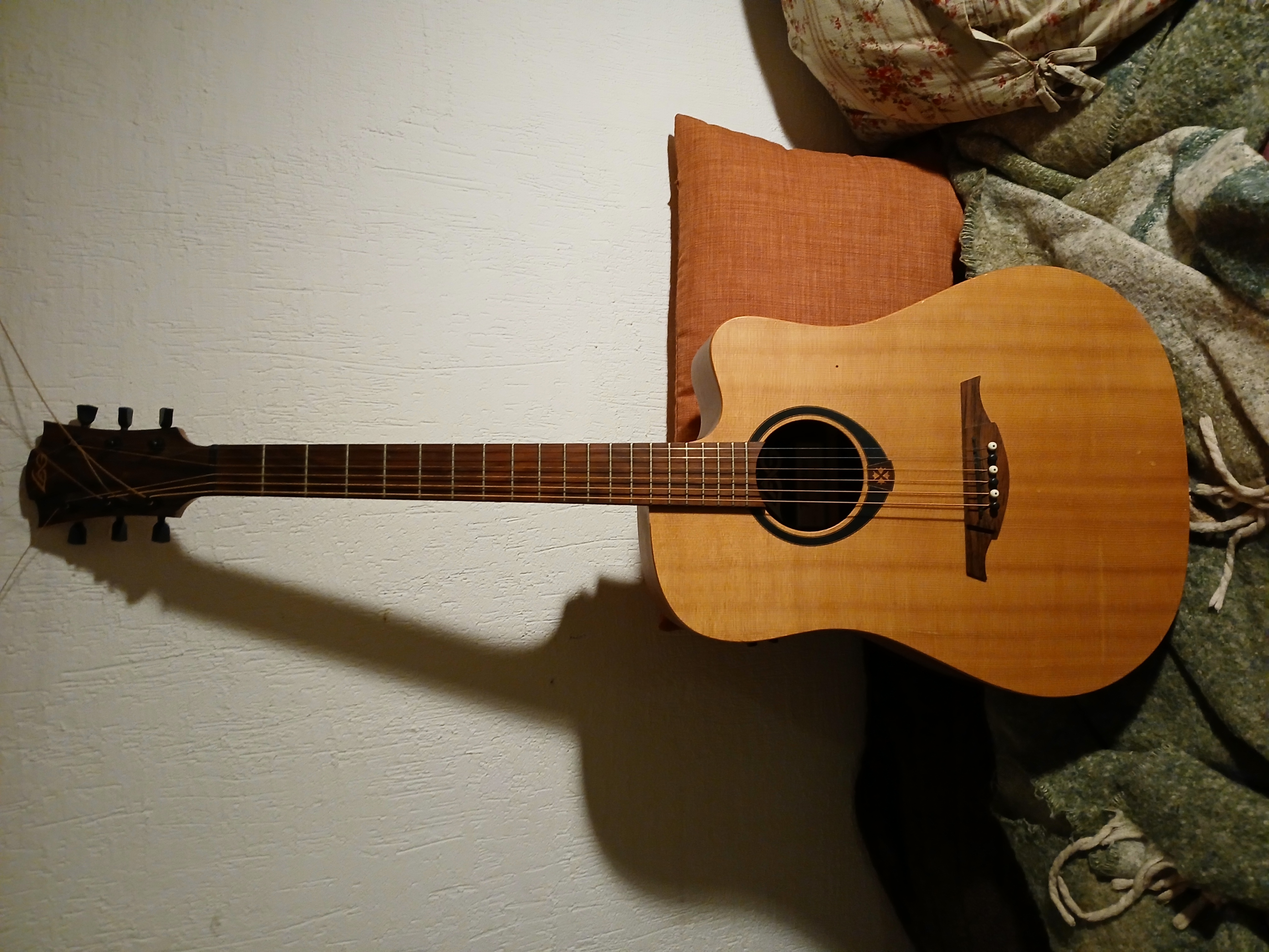 Vends guitare électro-acoustique Lag