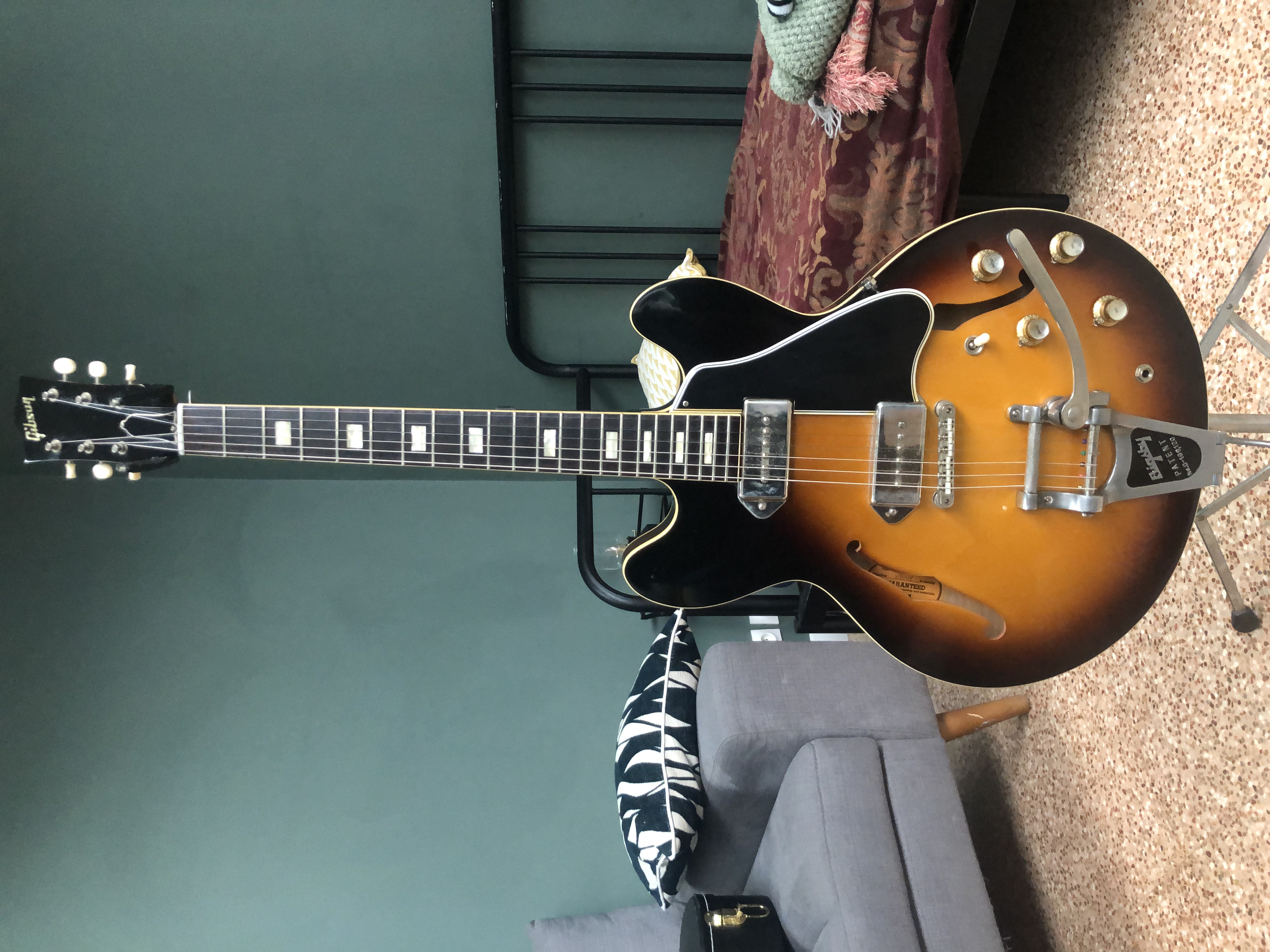 vends Gibson ES 330 td / 1964 HISTORIC P90 HT RW-VOS VINTAGE SUNBURTS. Année 2019. N°de série : 870104 . Prix 2600€.