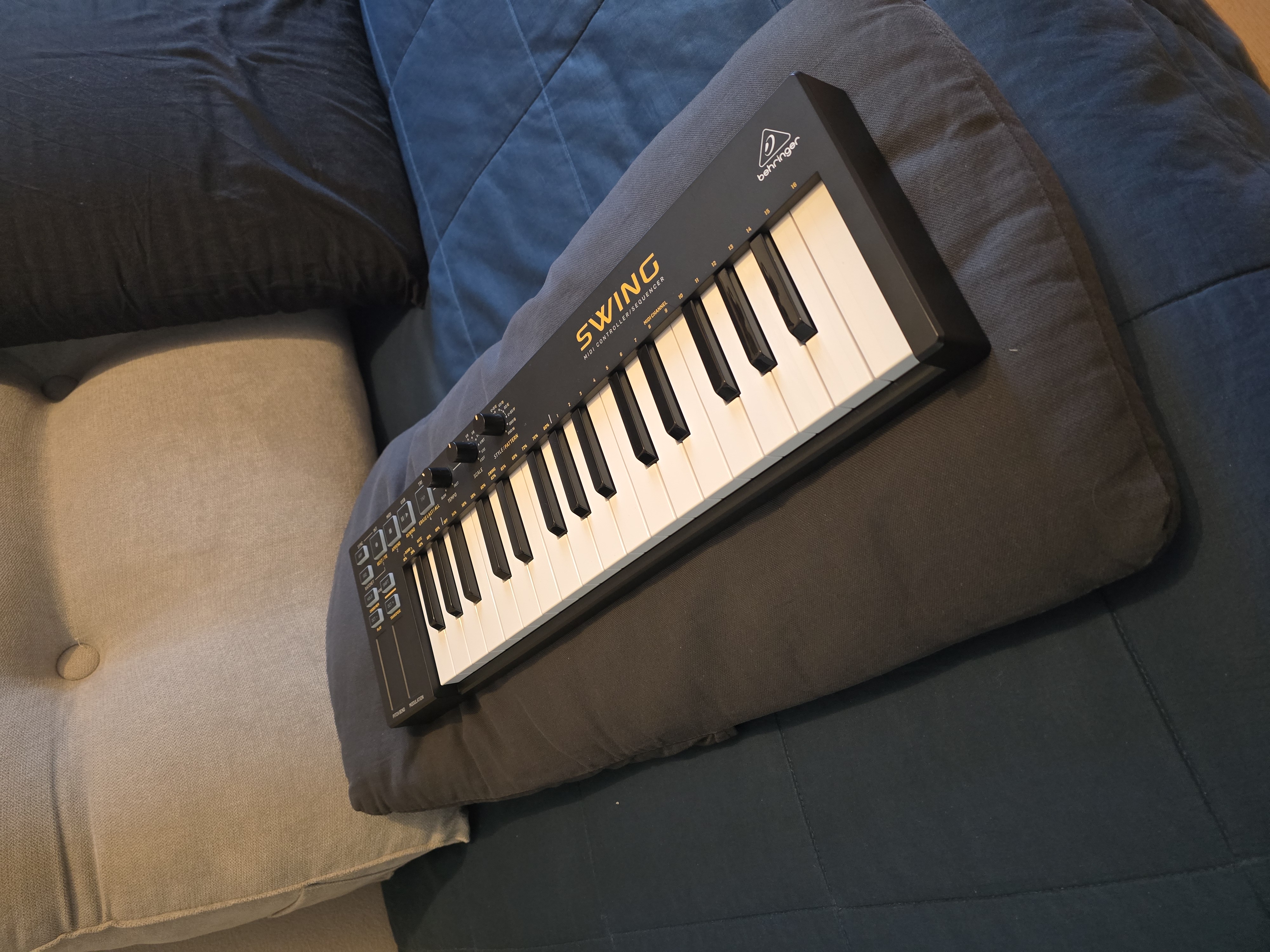 Berhinger Swing 32T Aftertouch