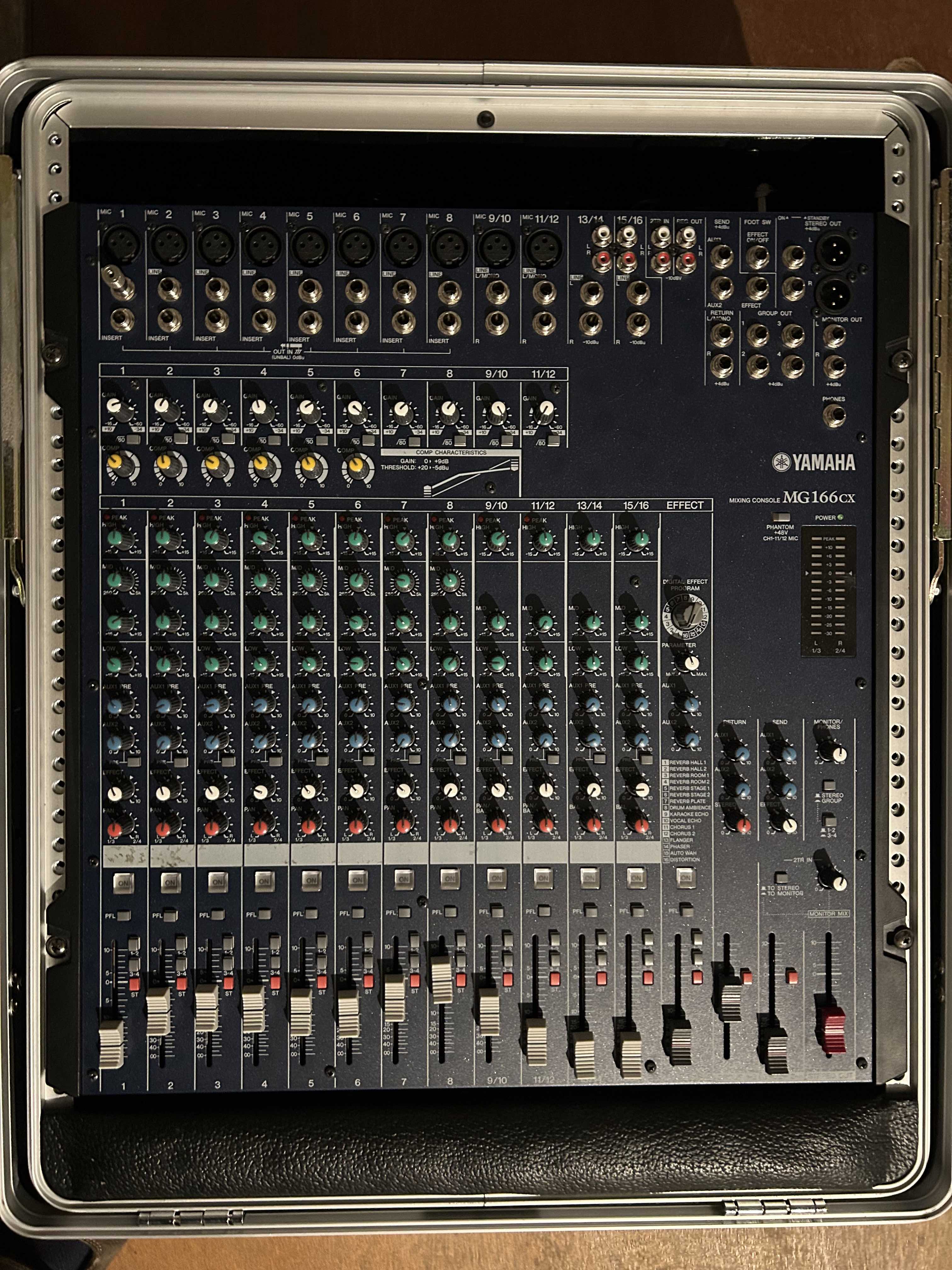 Vends table de mixage Yamaha MG166CX avec flight case