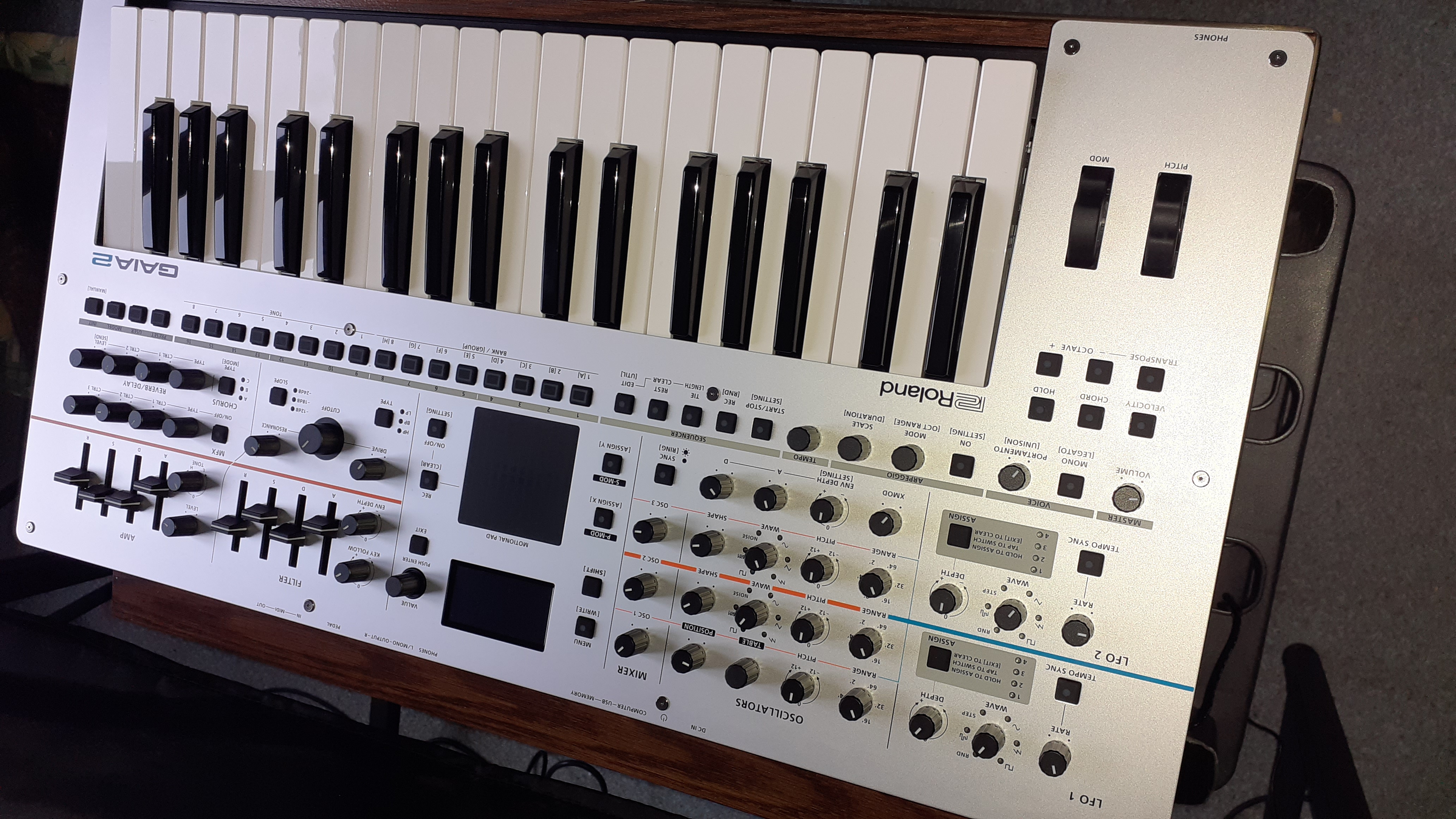 Vends Roland Gaia 2 avec accessoires