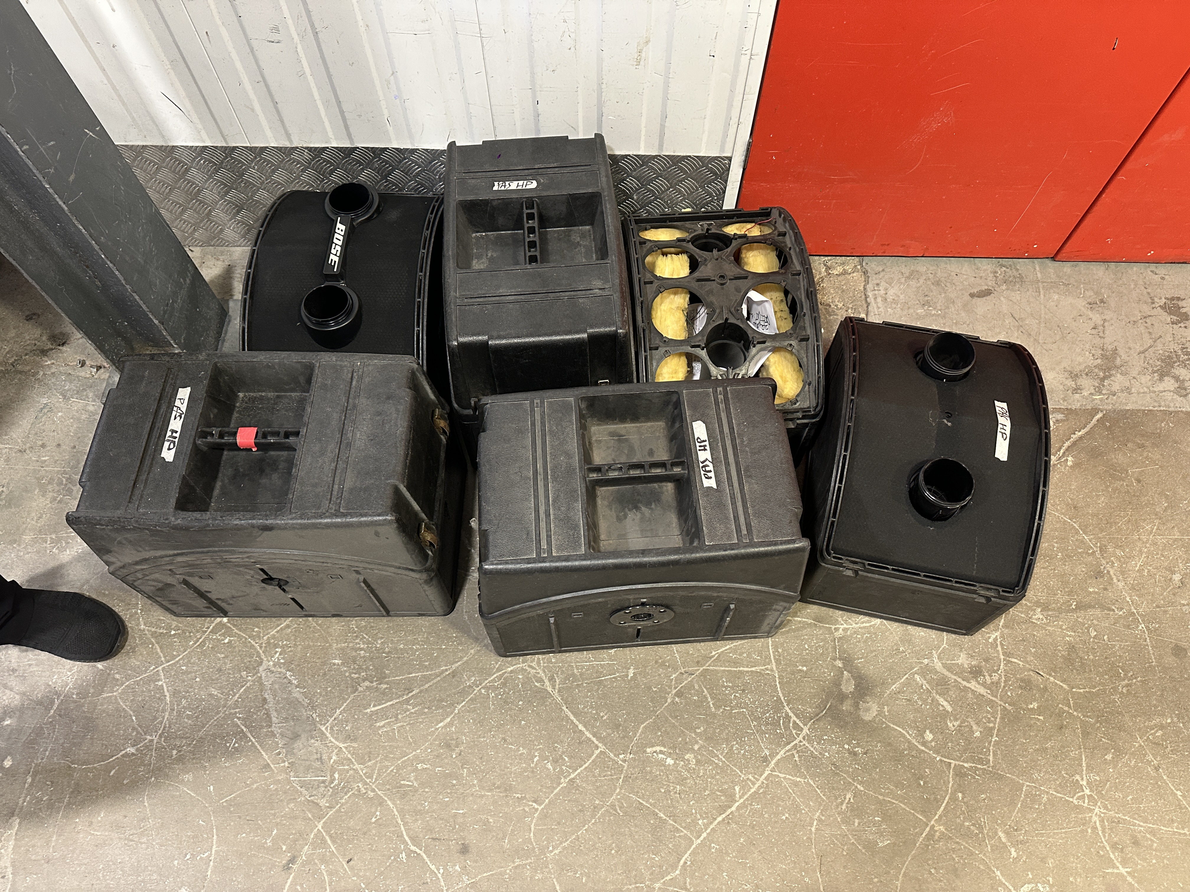 6 enceintes de sono BOSE 802/II vides, dont 4 avec capot