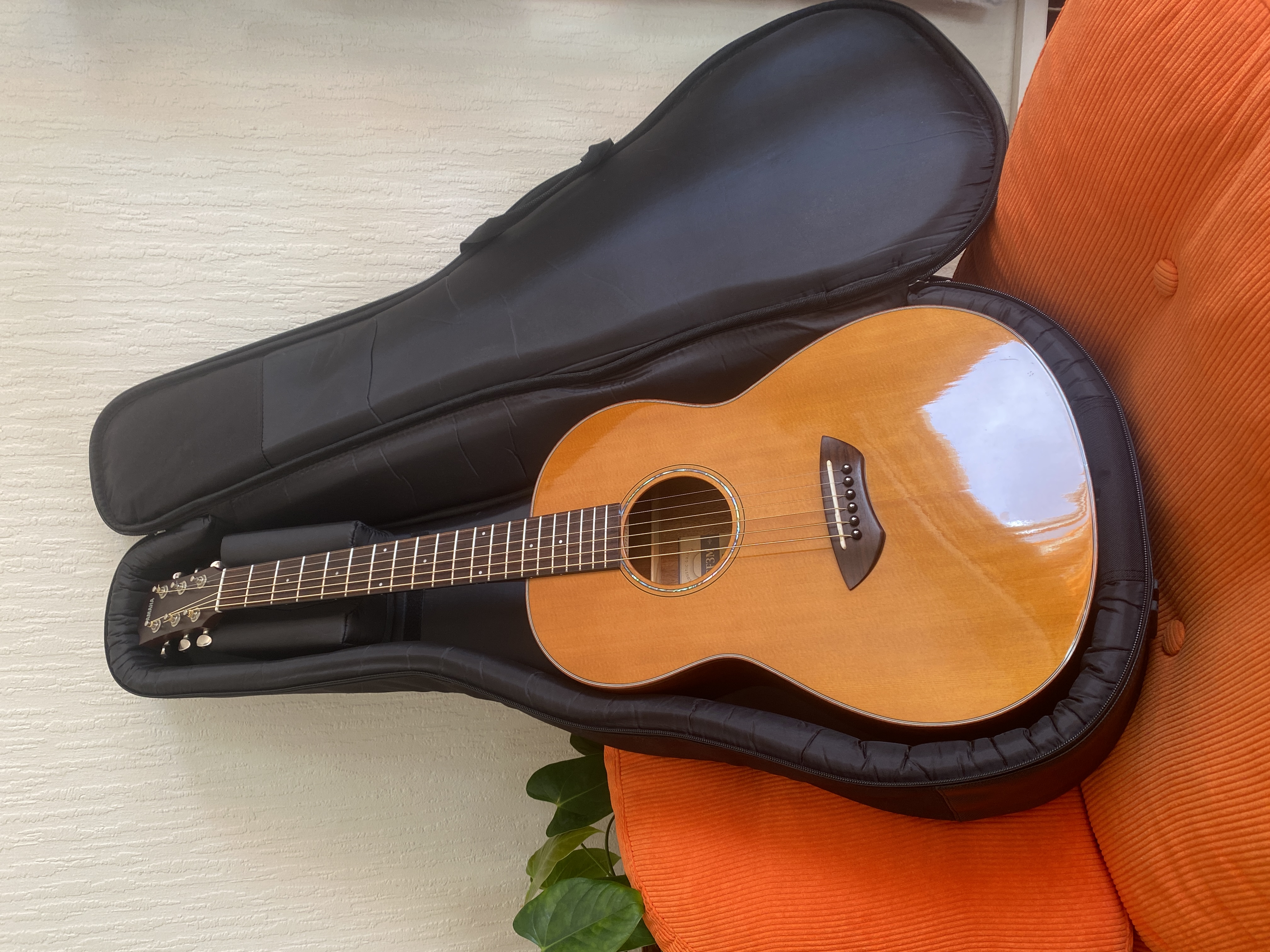 Guitare Parlor massive électro acoustique