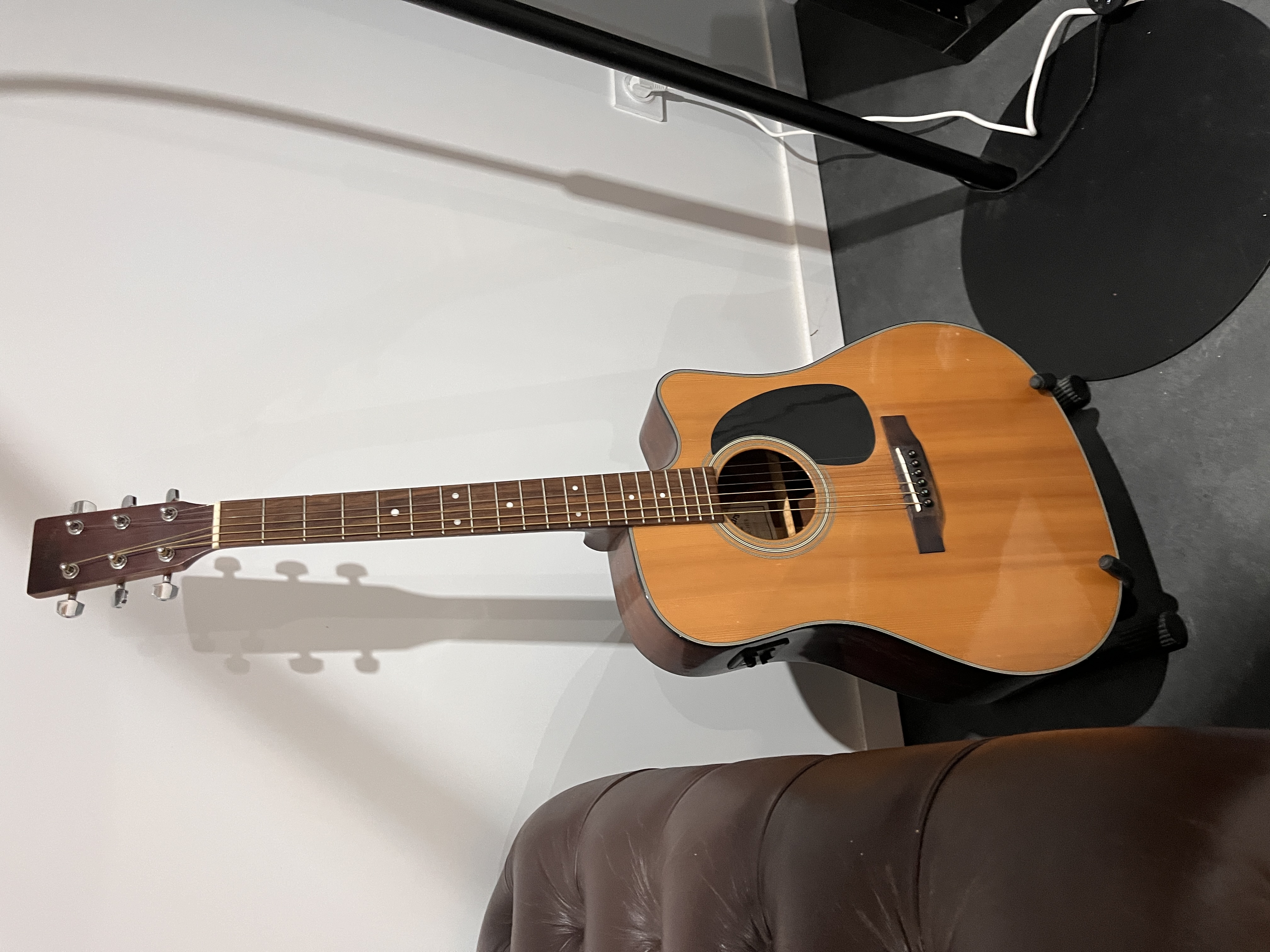 Vends Guitare acoustique, dreadnought, cutaway, table en épicéa massif.