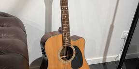 Vends Guitare acoustique, dreadnought, cutaway, table en épicéa massif.