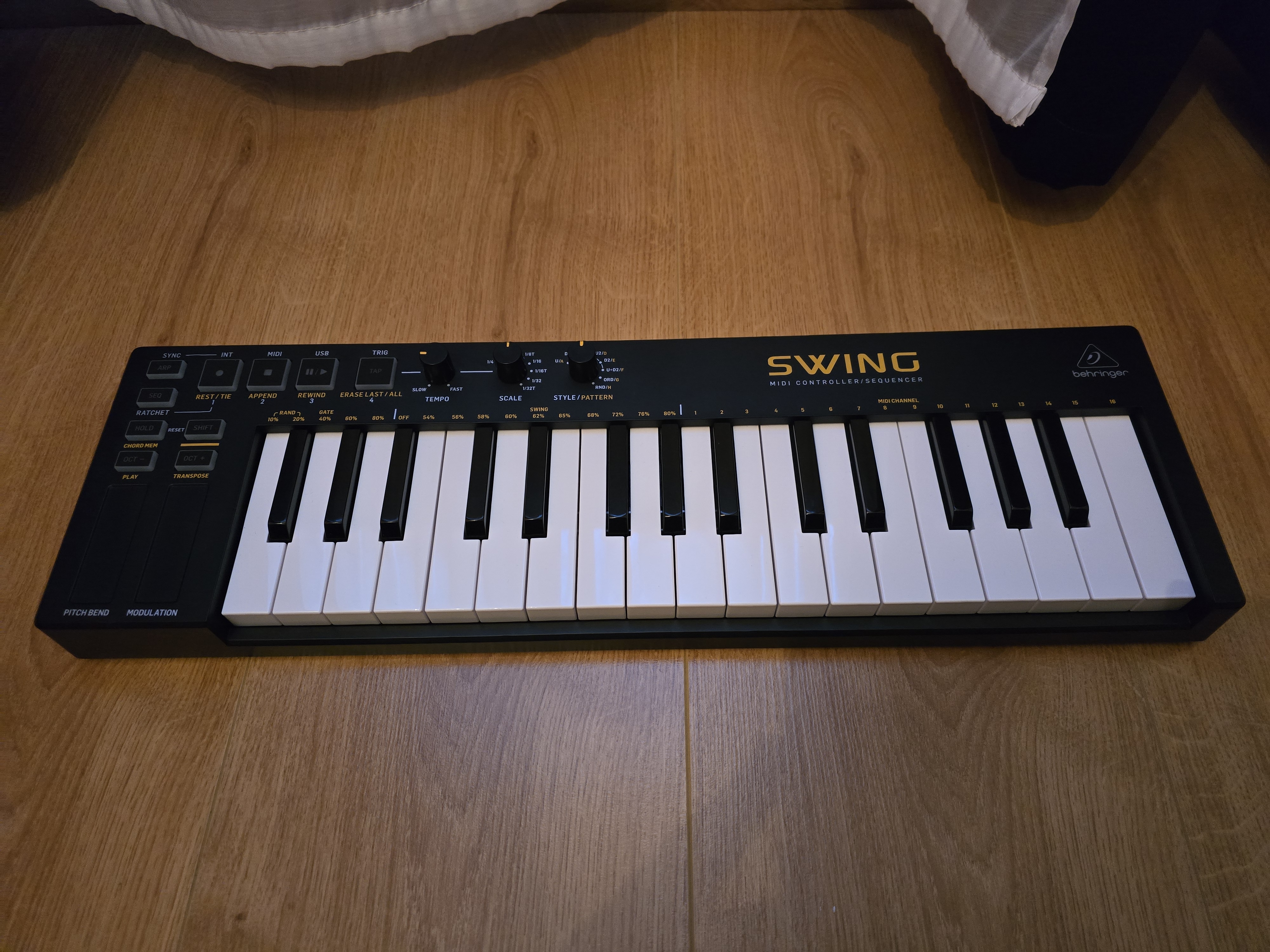 Berhinger Swing 32T Aftertouch