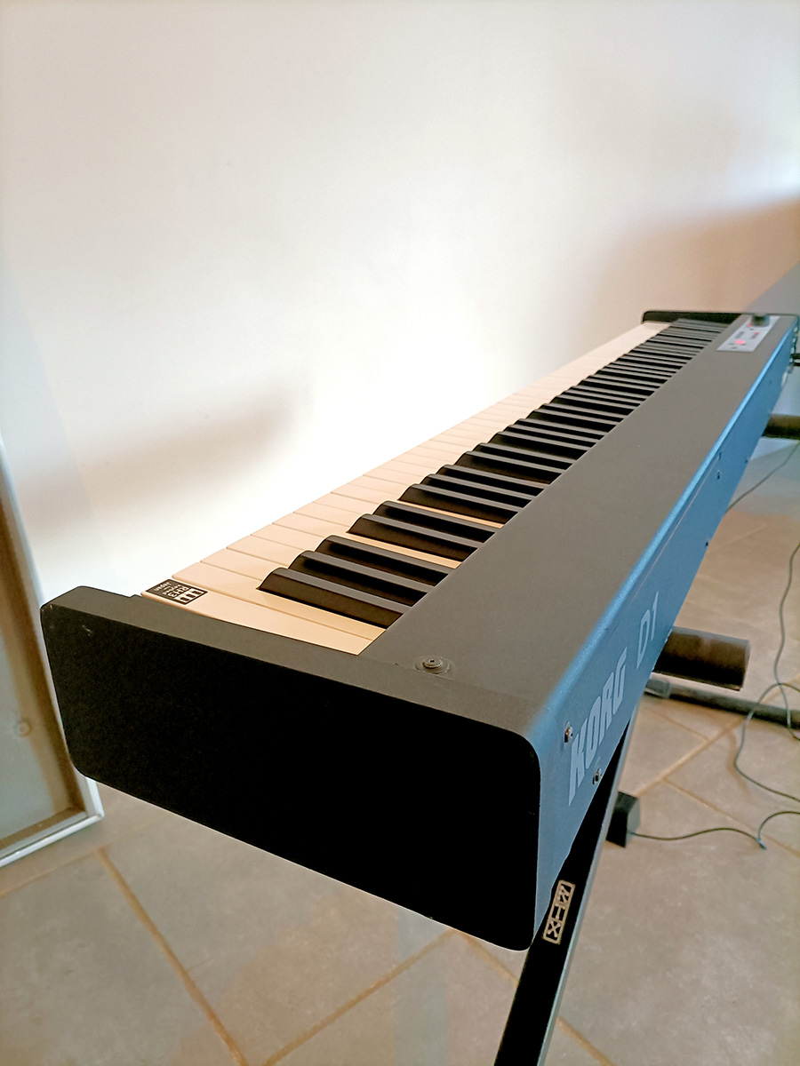 Vends piano de scène Korg D1 + fly case sur mesure