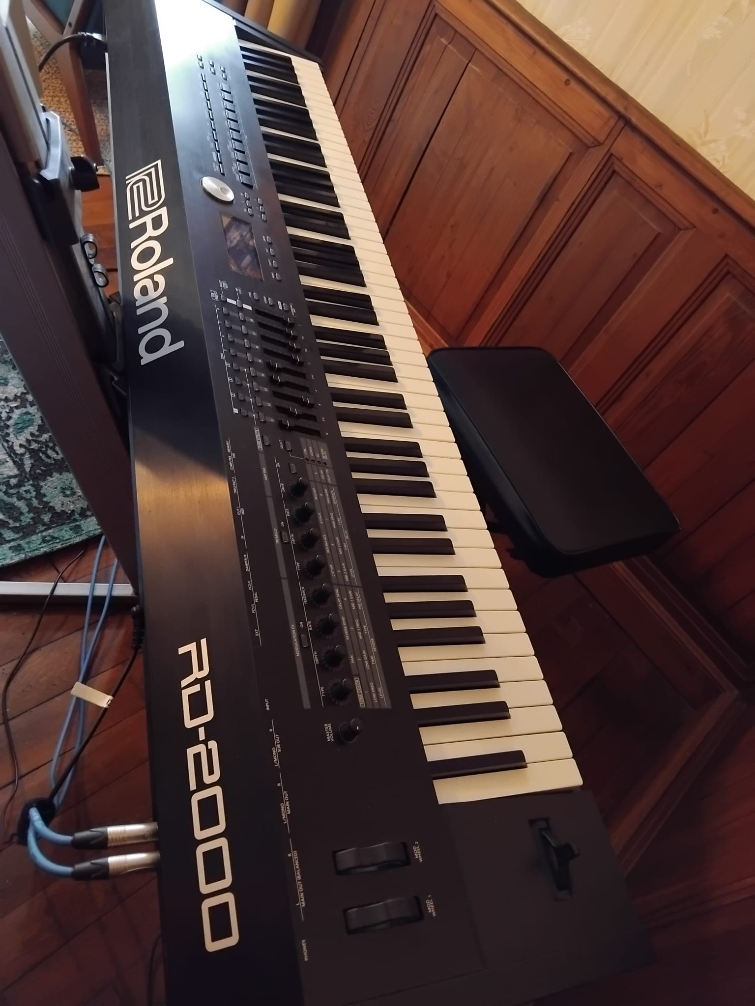 Piano de scène Roland RD-2000 (2018), très bon état, à vendre avec pédalier triple Roland RPU-3 et housse de transport dédiée