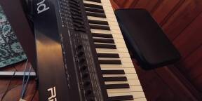 Piano de scène Roland RD-2000 (2018), très bon état, à vendre avec pédalier triple Roland RPU-3 et housse de transport dédiée