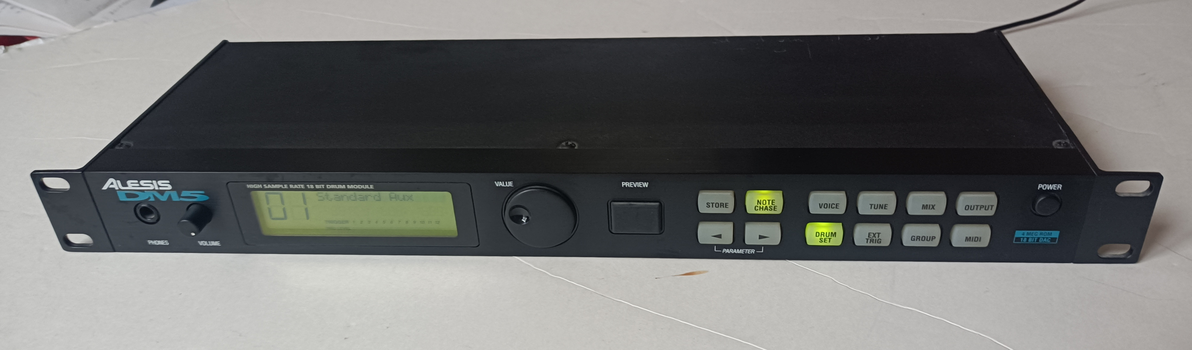 Vends module batterie Alesis DM5 première main avec 548 sons 18 bits et 12 entrées trigger