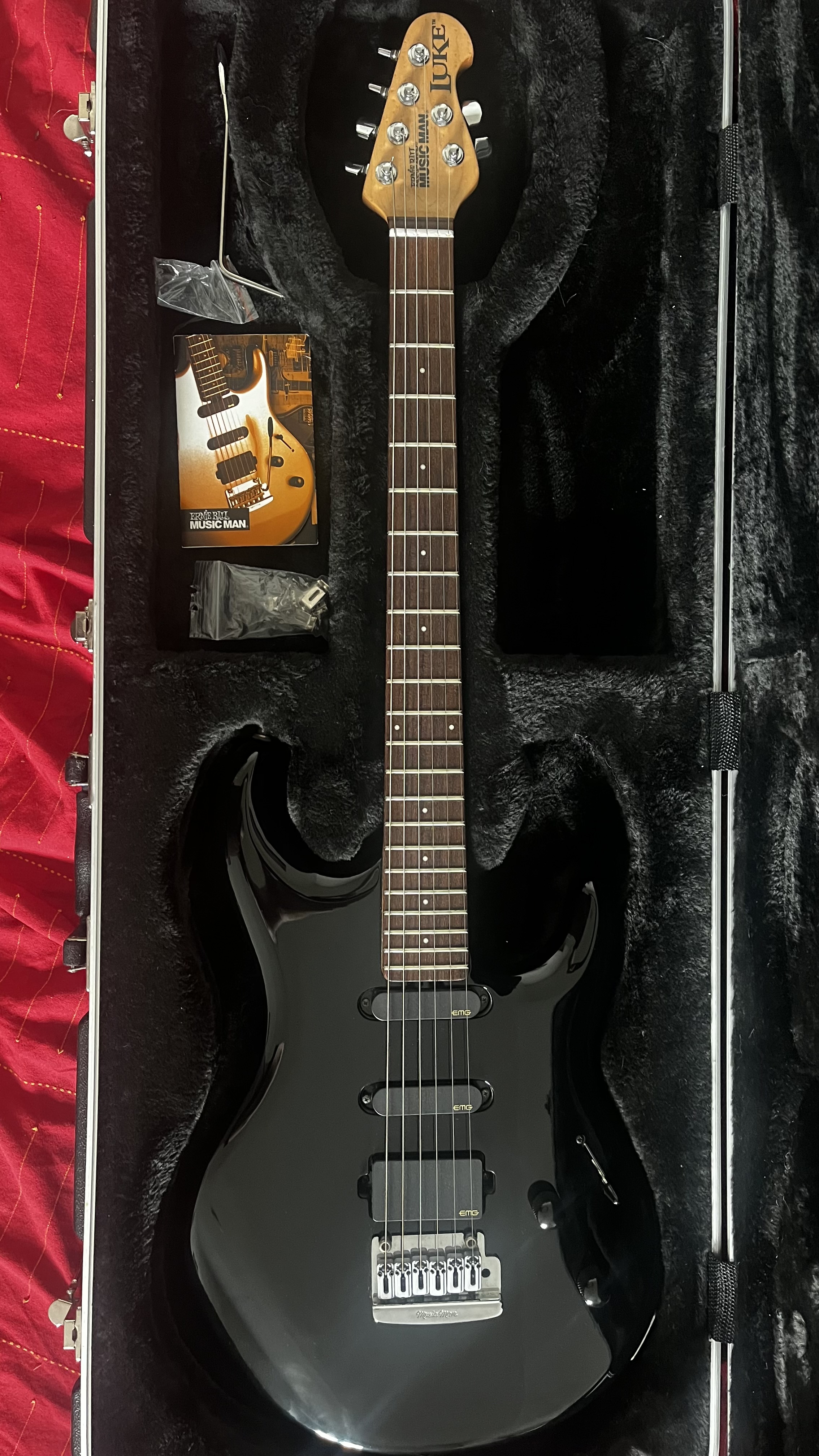 Vends / Echange Music Man (MusicMan) Luke II noire état NEUF!!