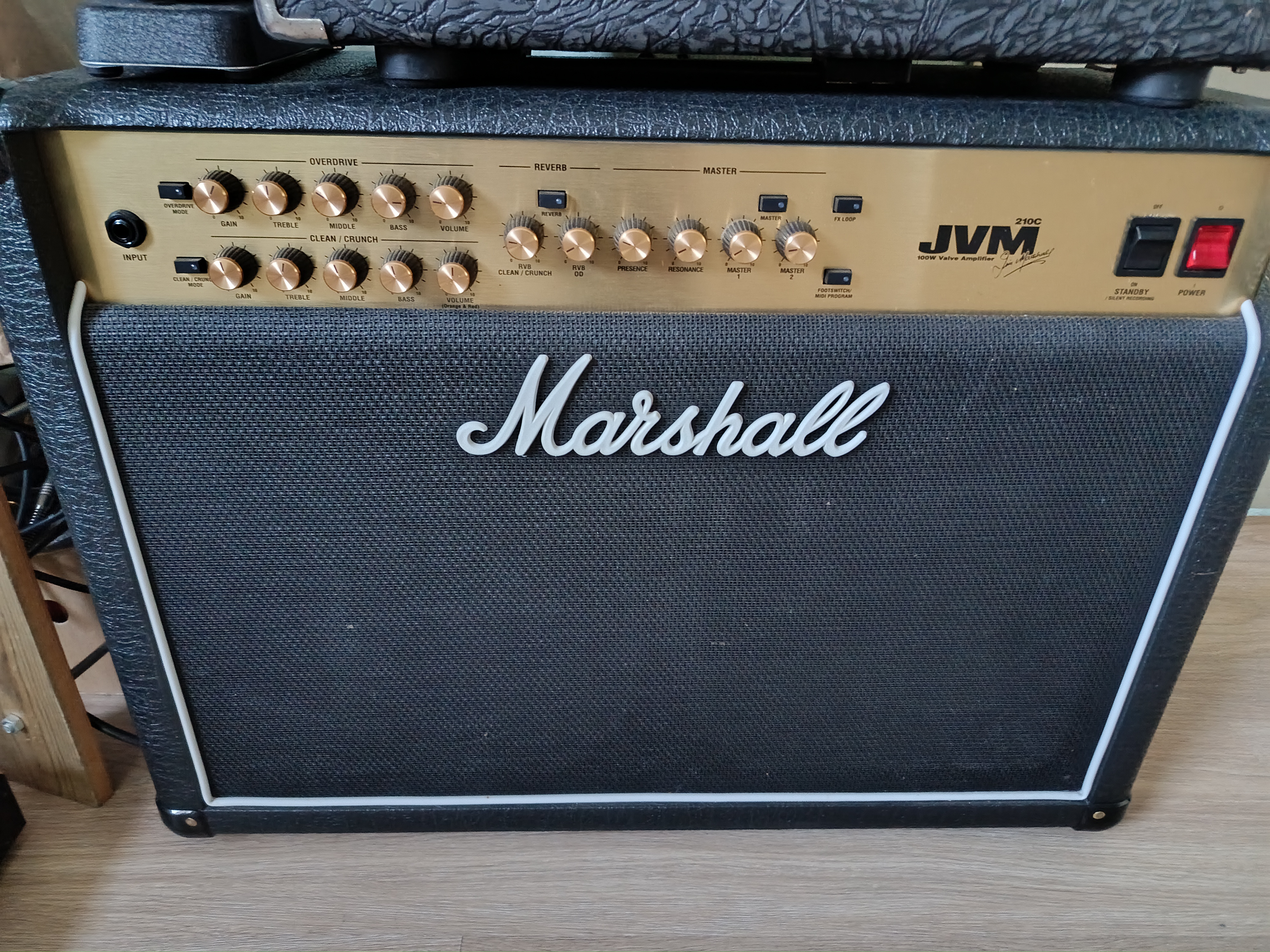 Vends en mains propres mon Marshall JVM210C en TBEG.