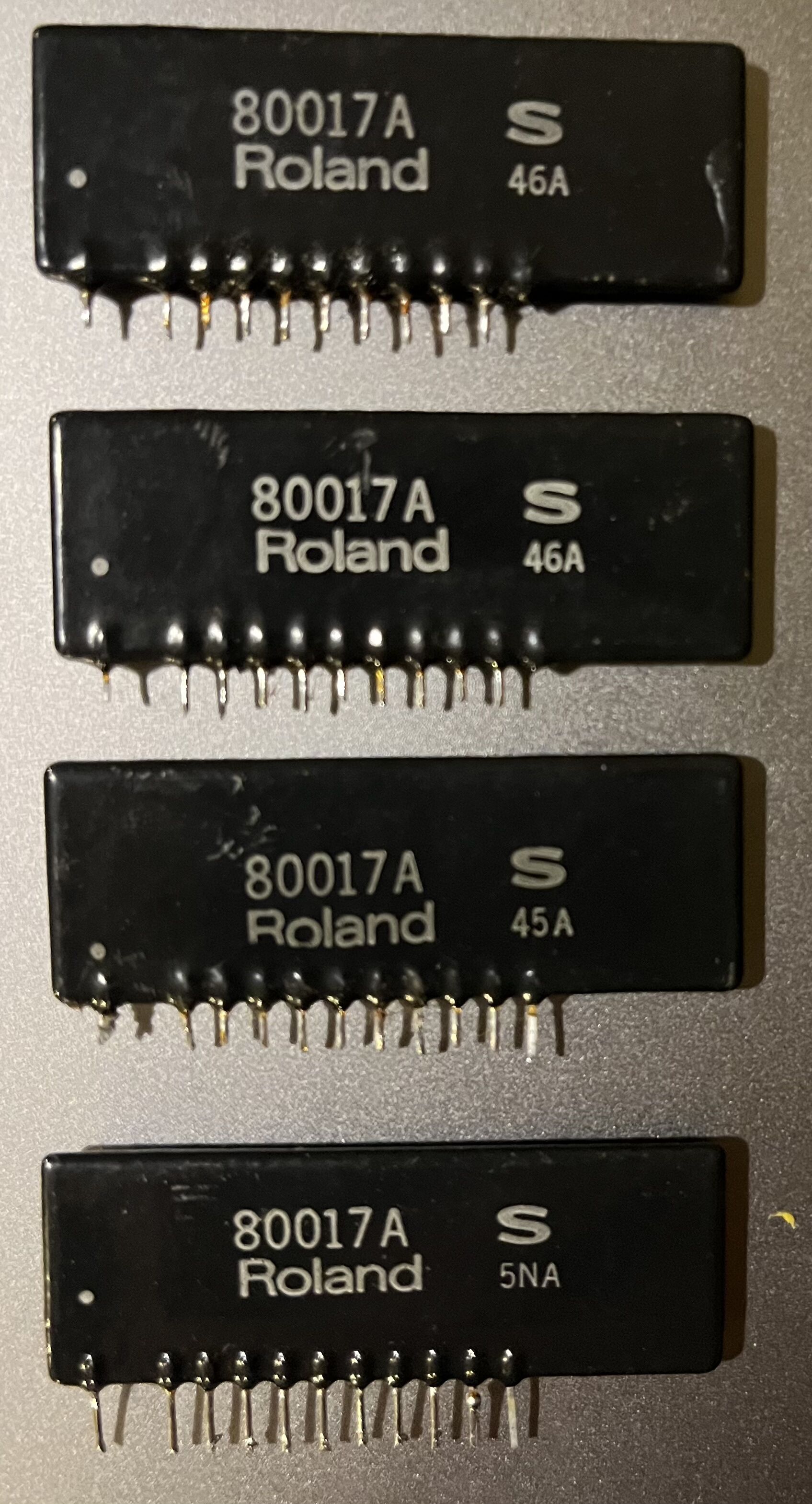 Vends 4 Puces VCA 80017A d'origine pour Roland Juno 106