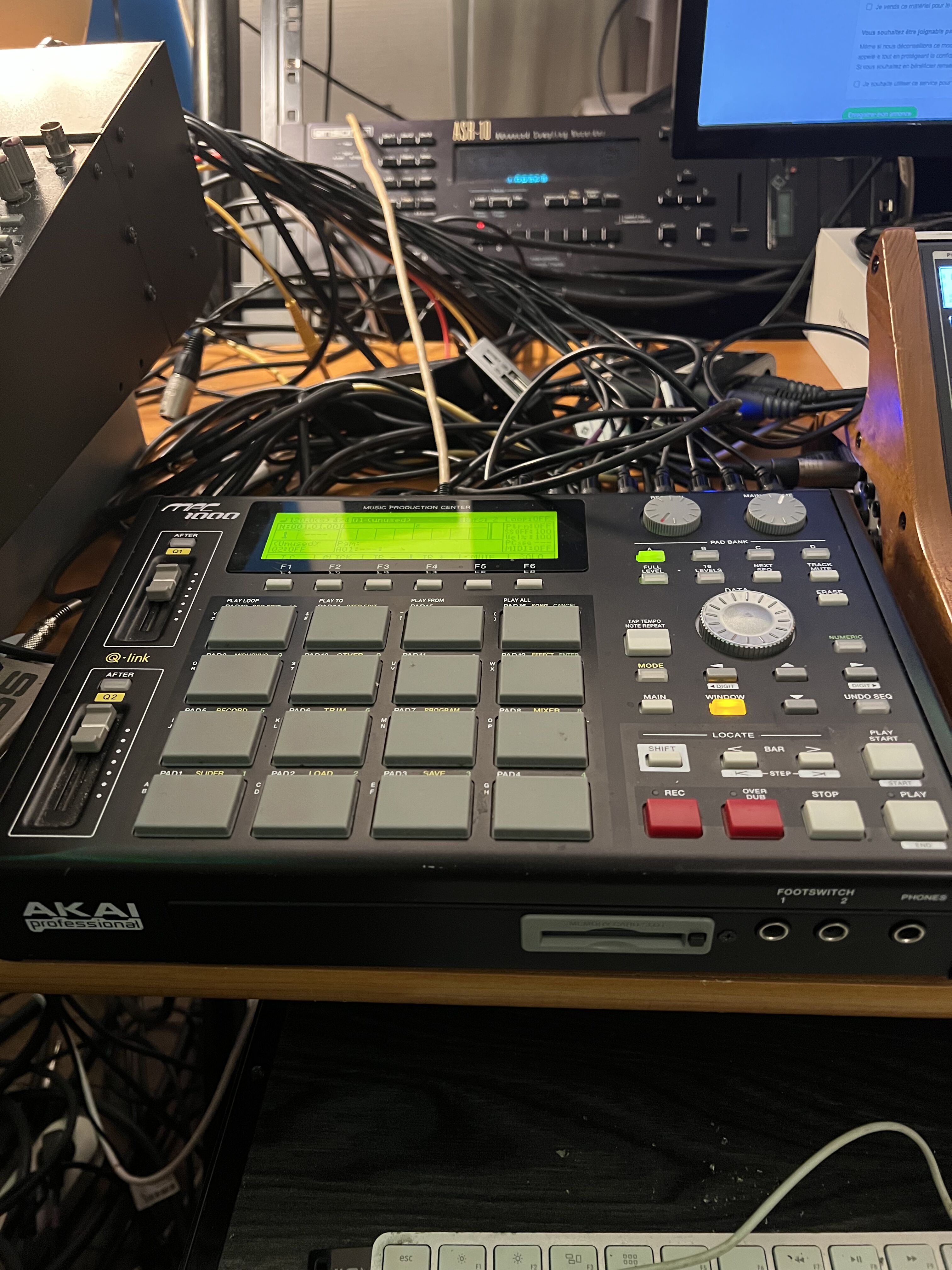 MPC 1000 BLACK OS JJXL2 + SD CARDS