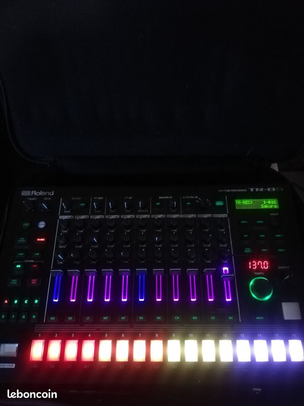 Vends Roland TR8S et accessoires