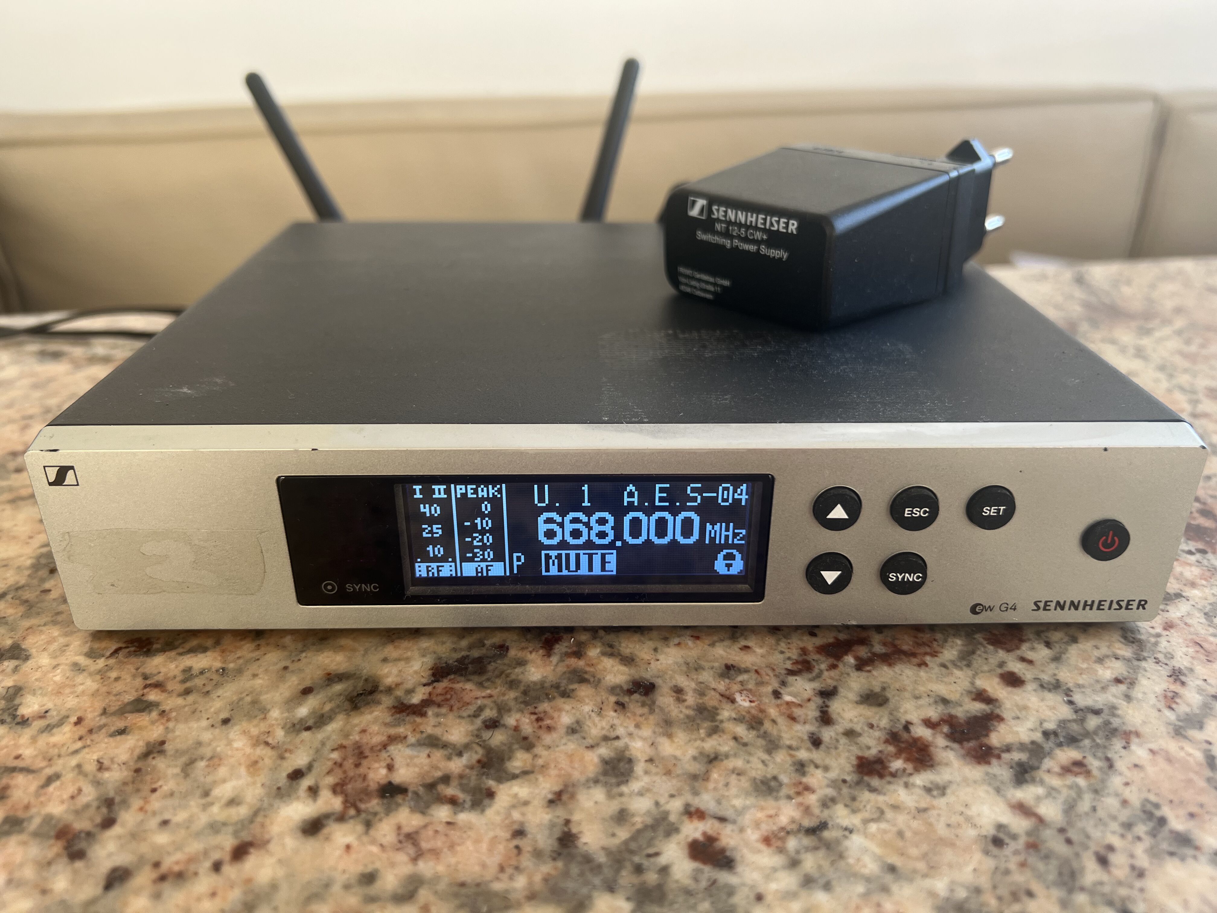  2 Ensembles HF SENNHEISER EW 100 G4. Micro main. Capsule E 835.