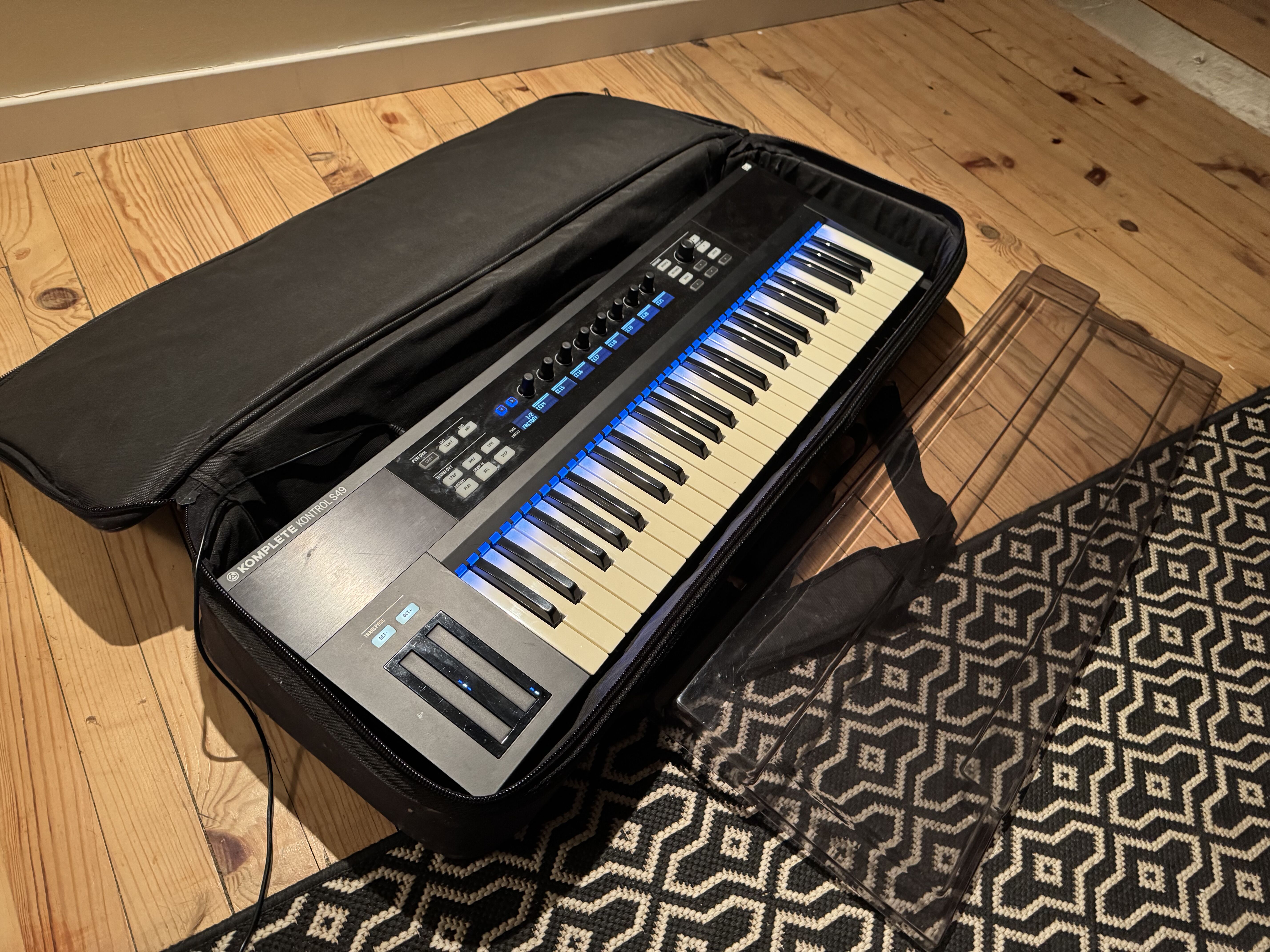 Komplete Kontrol S49 + housse + Decksaver