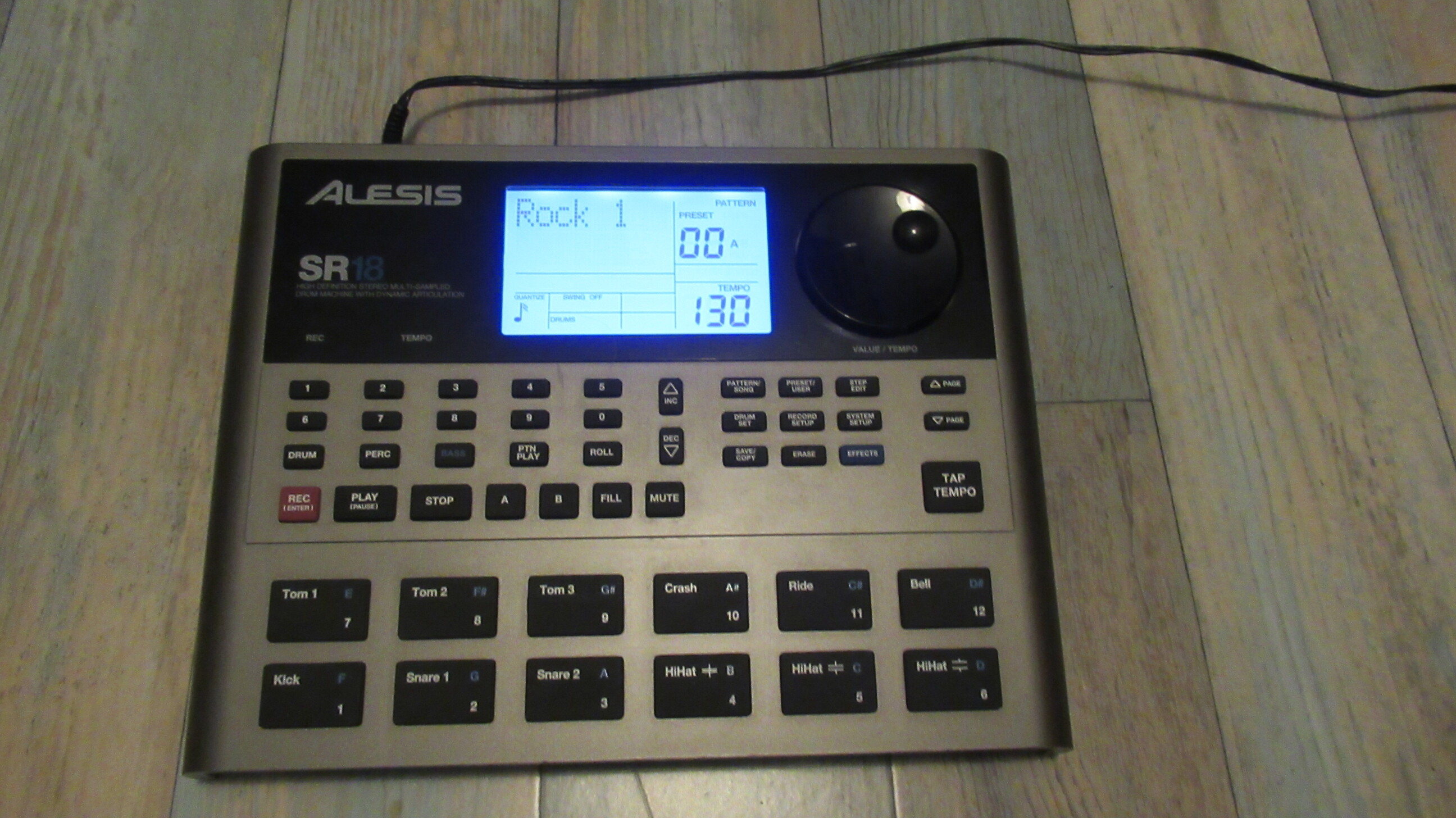 Boite rythme Alesis SR-18
