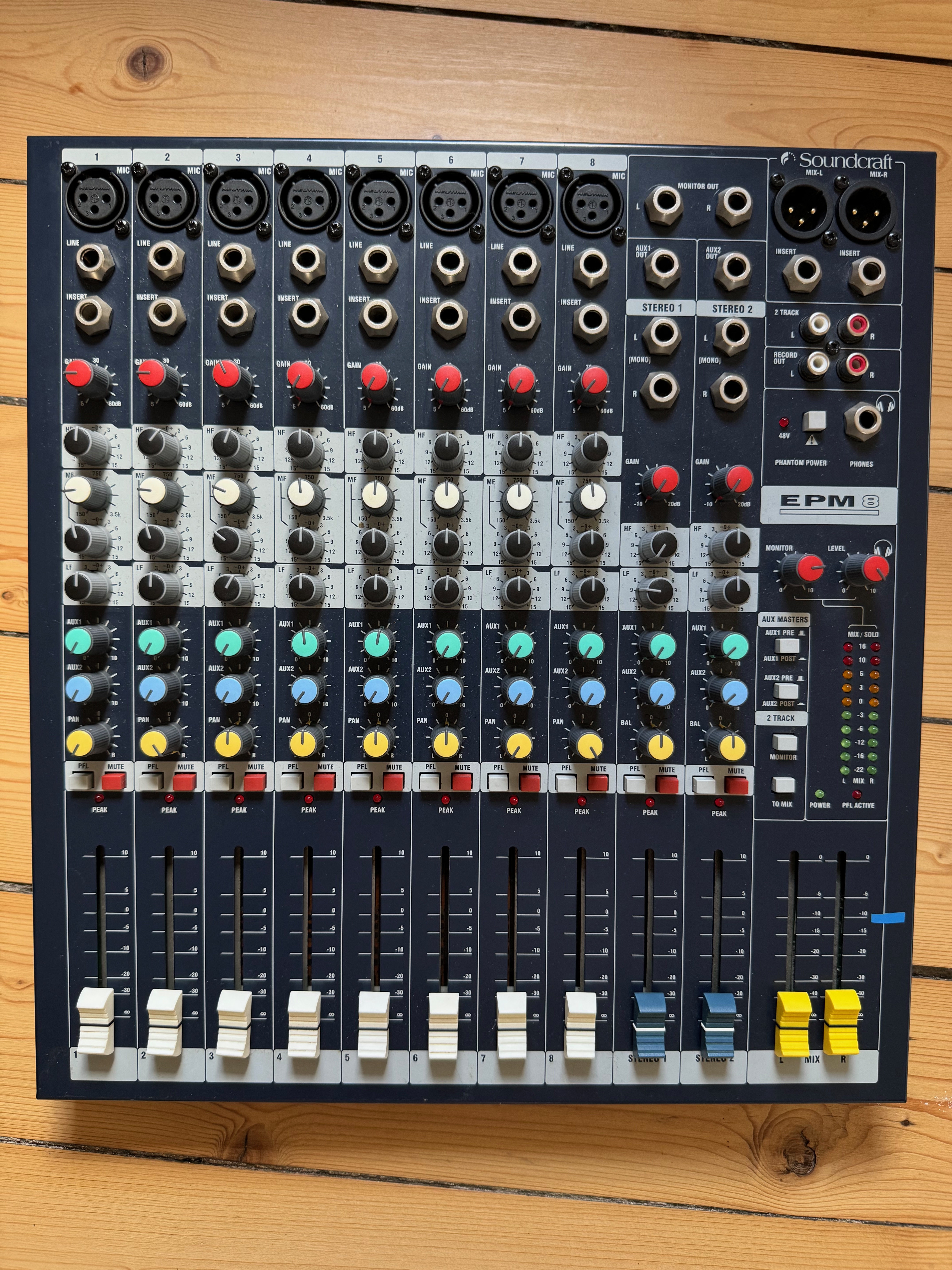 Soundcraft EPM8 en parfait état avec housse Gator