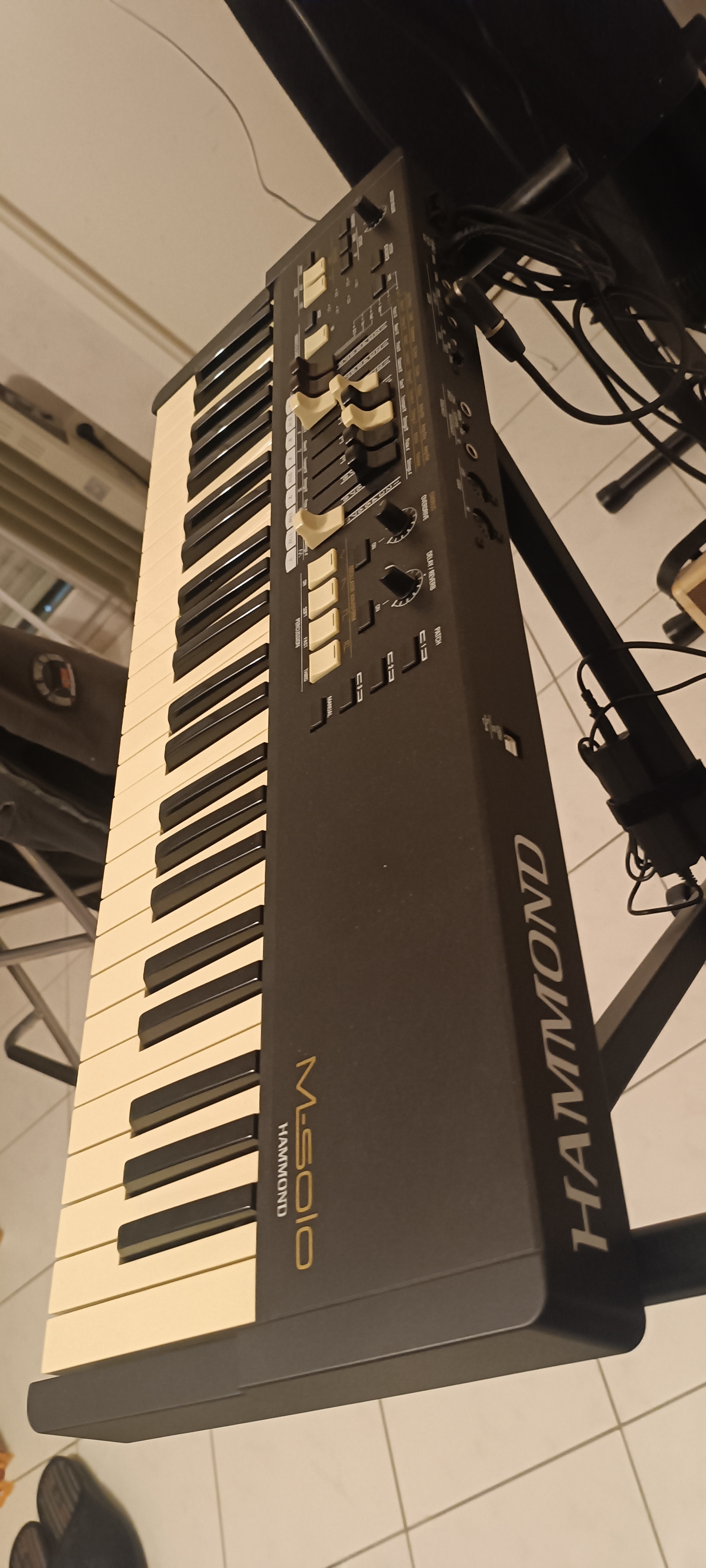 Vends clavier hammond m solo très peu servi 