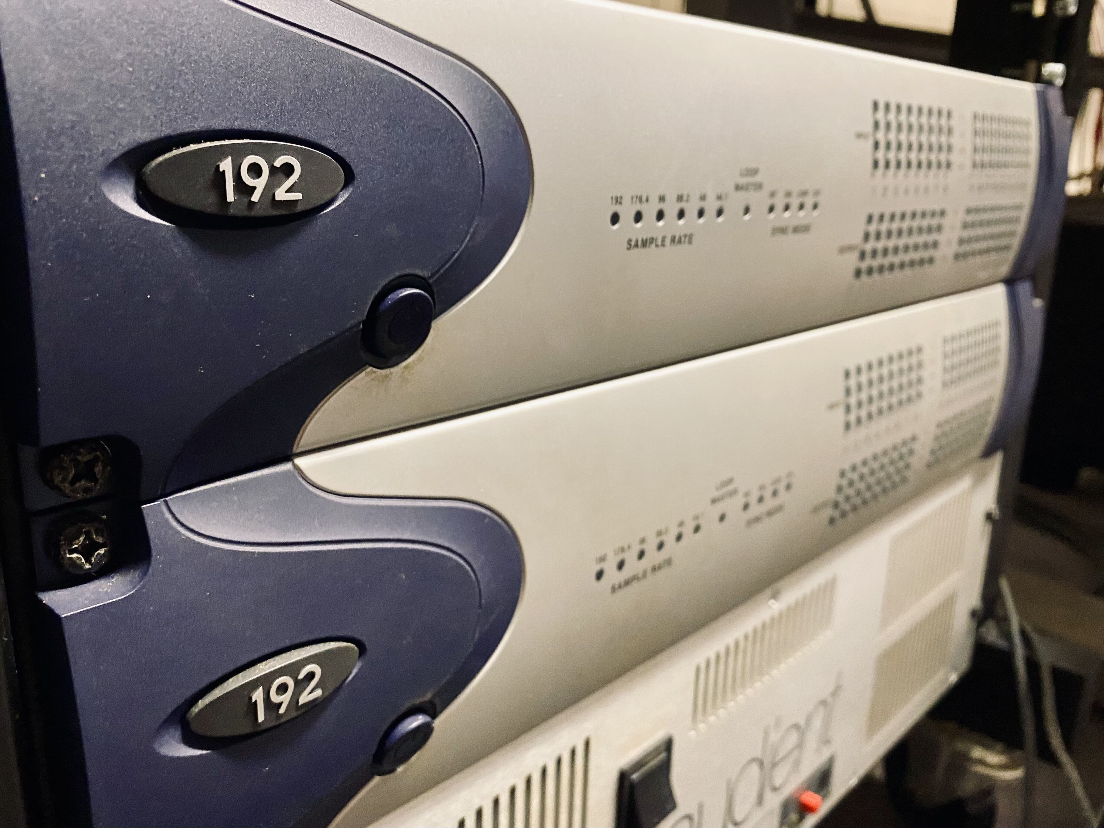 2 cartes son pro Digidesin 192 I/O + 4 cartes extensions pour 24 entrées / 24 sorties + Protools HD7 + 2 carte PCie HD2 et clé 