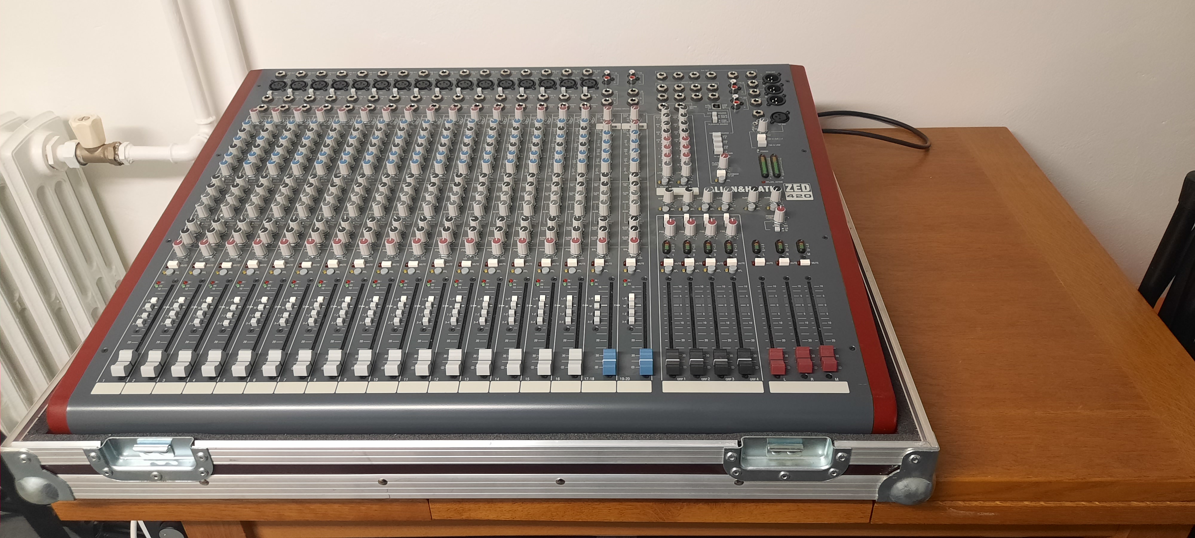 Allen & Heath ZED-420 + Thon case 