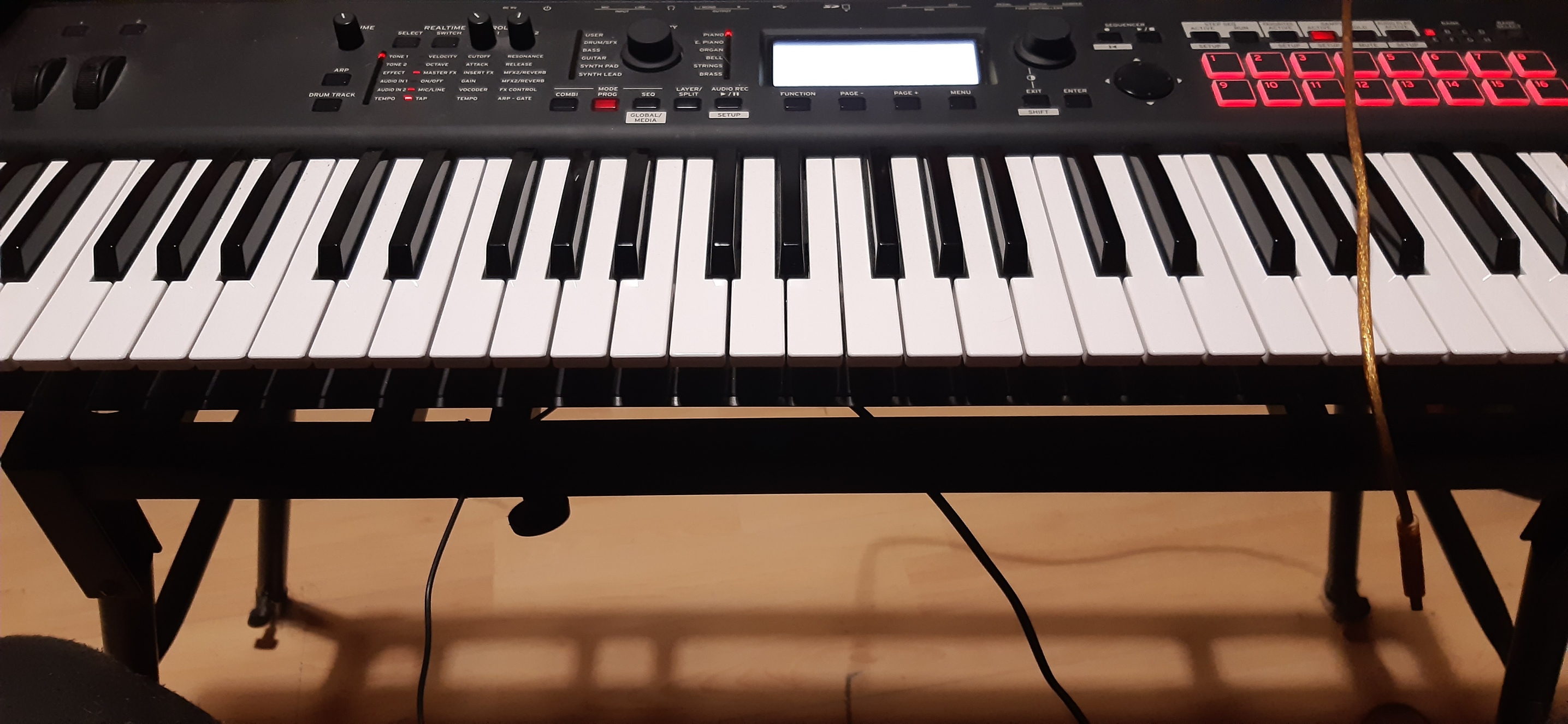 Échange prioritaire – Korg Kross 2 + accessoires (vente possible)