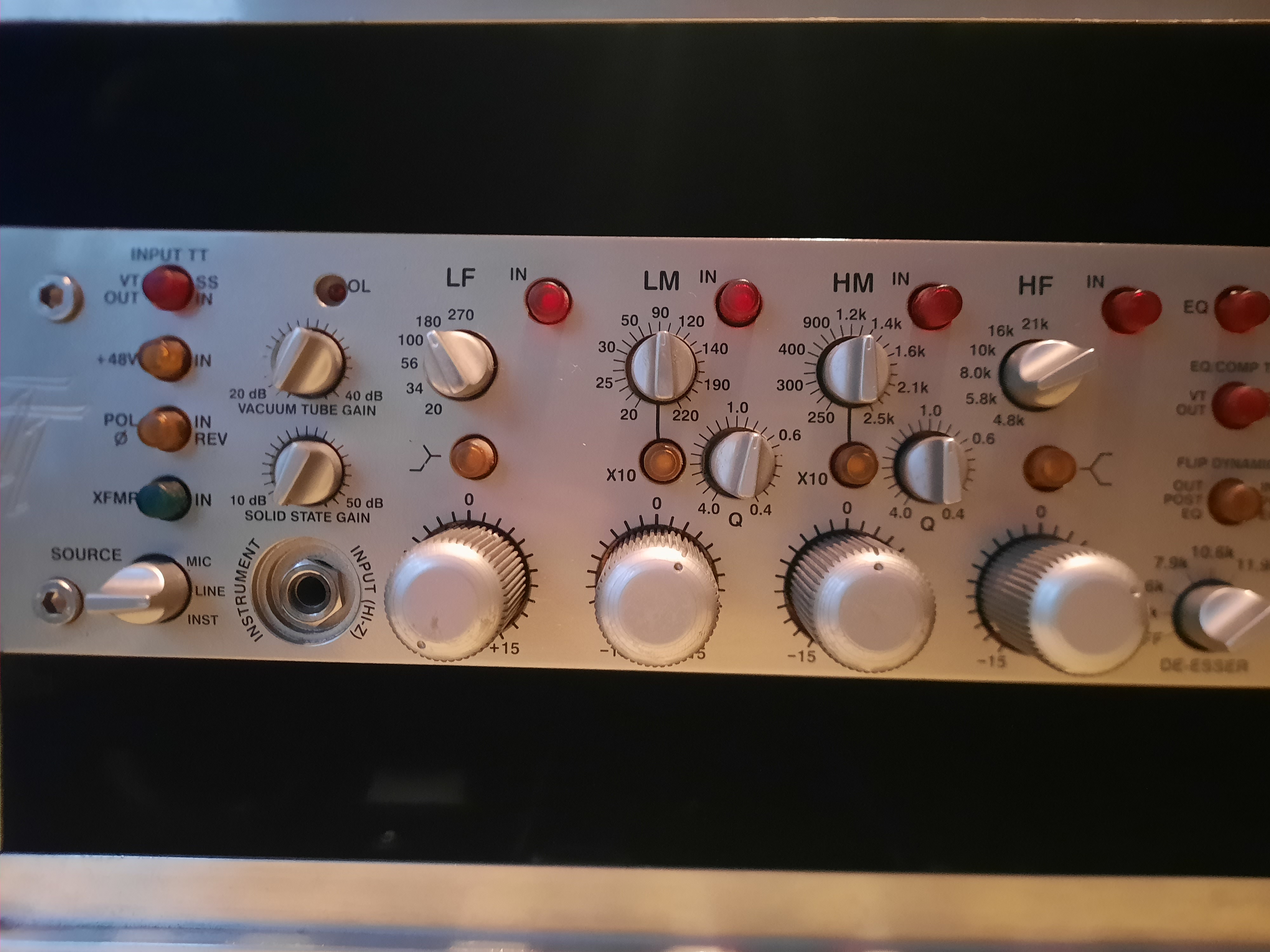 Bonjour je vends ce pré-ampli en très bon état,