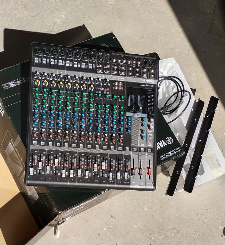 Table de mixage Yamaha MG16x en très bon état