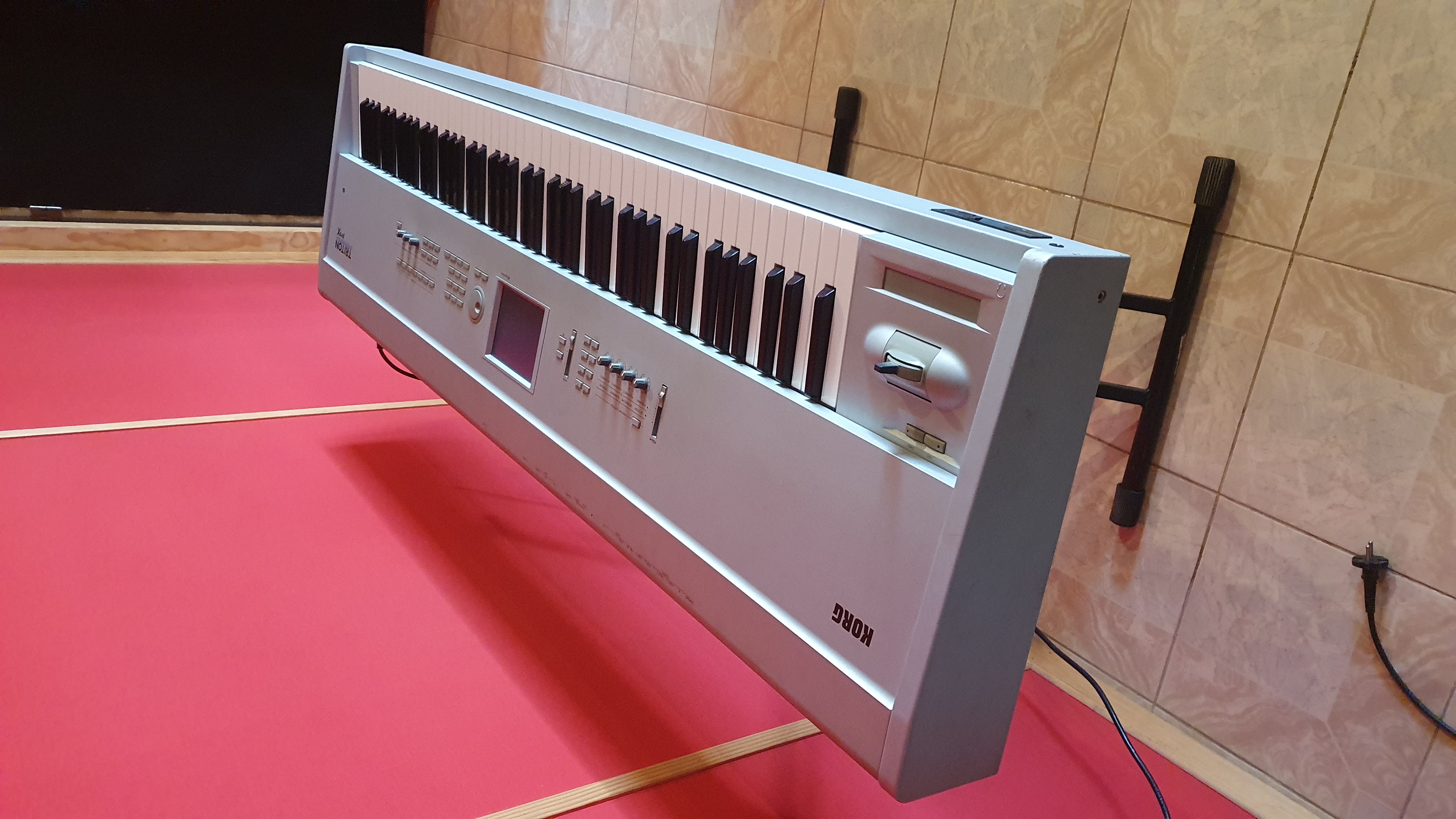 KORG Triton ProX 88 touches + Flight case + Pieds + Pédale sustain