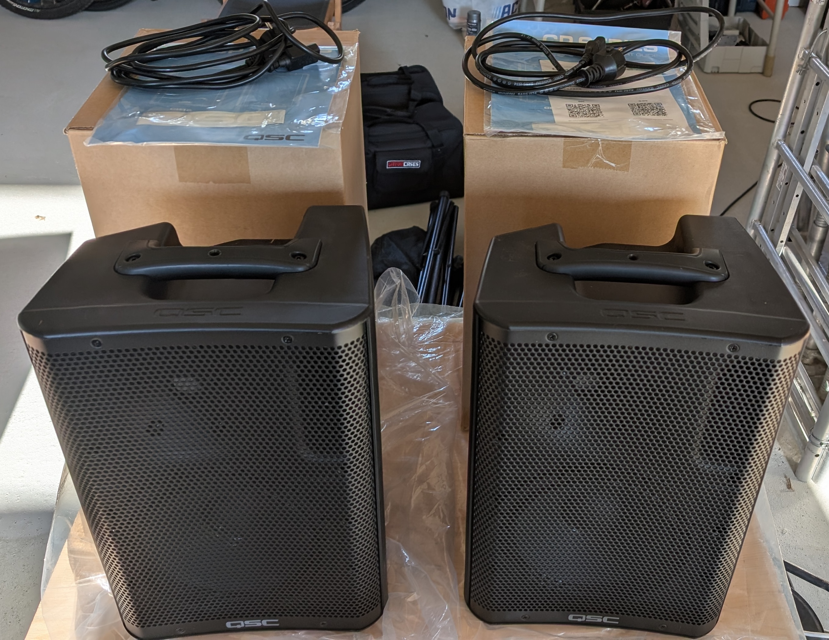 Vends 2 enceintes QSC CP8 état neuf.