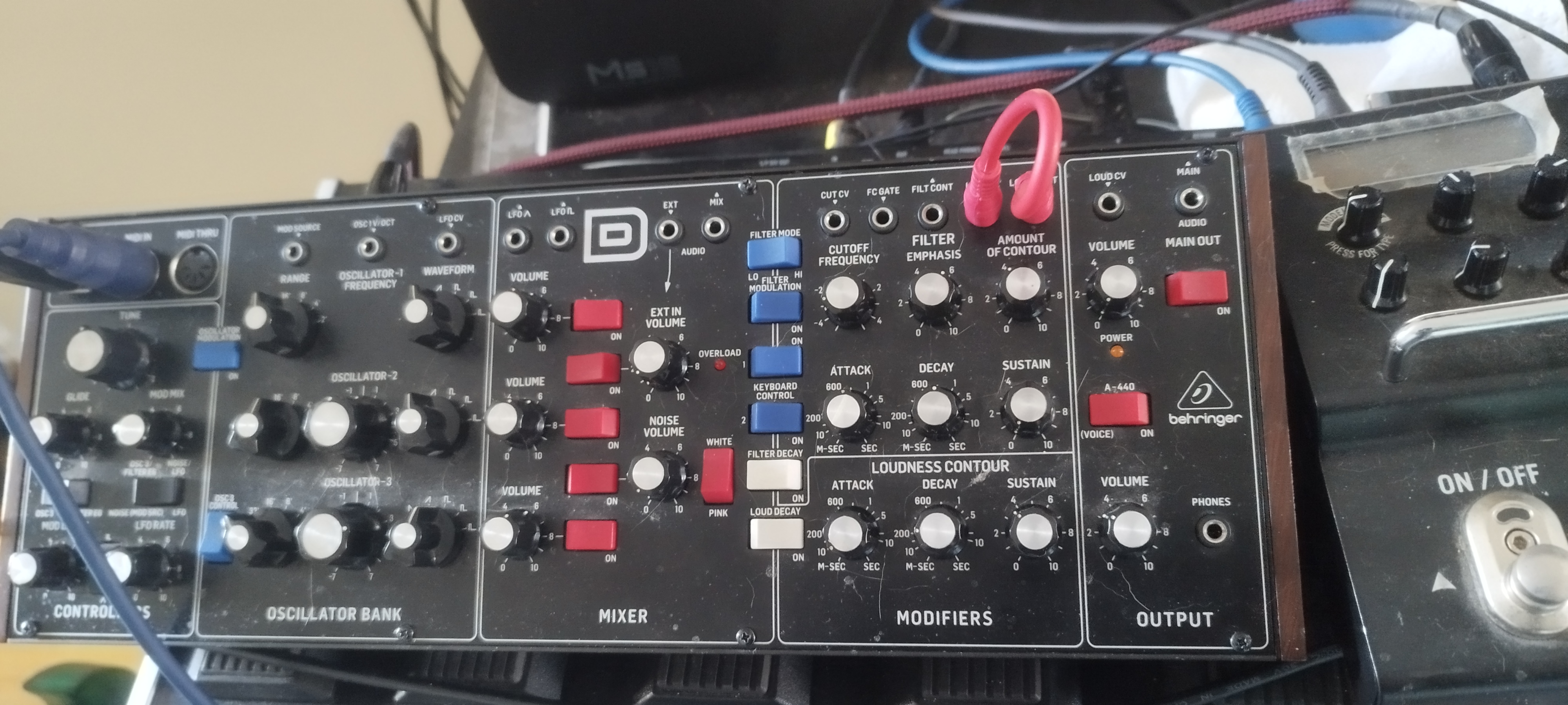 Behringer Model D – Fonctionnel, mais loudness contour HS