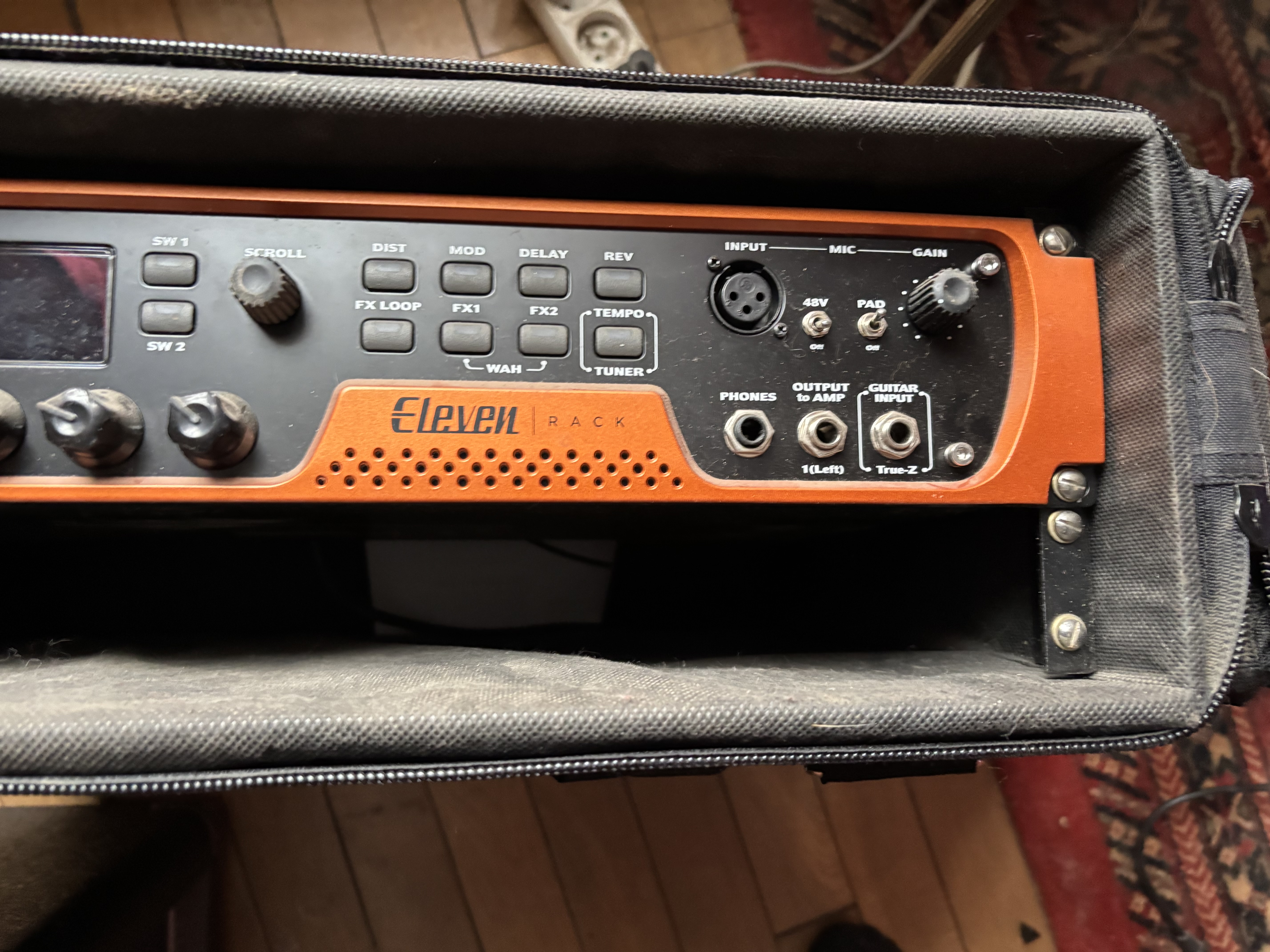 Rack Eleven dans son rack de transport 