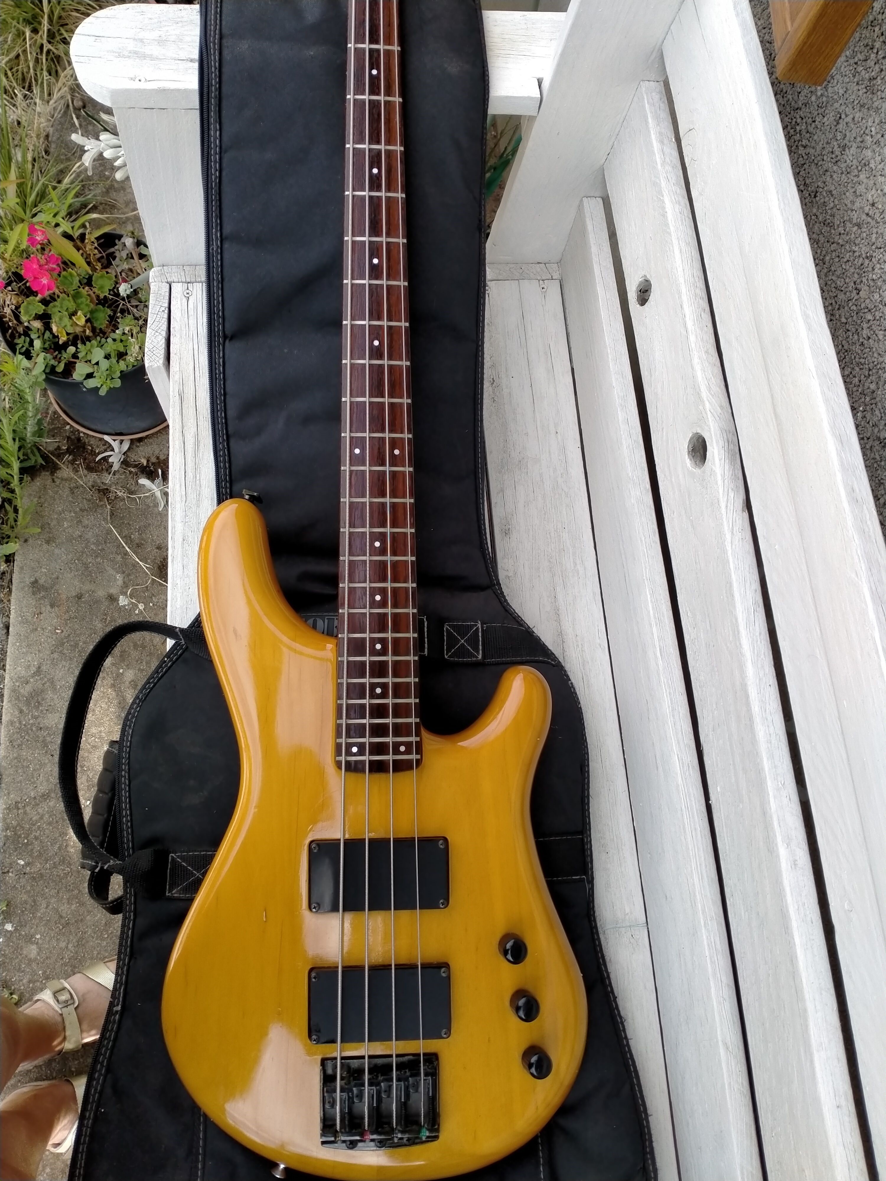 Vend Guitare basse Ibanez Roadstar II