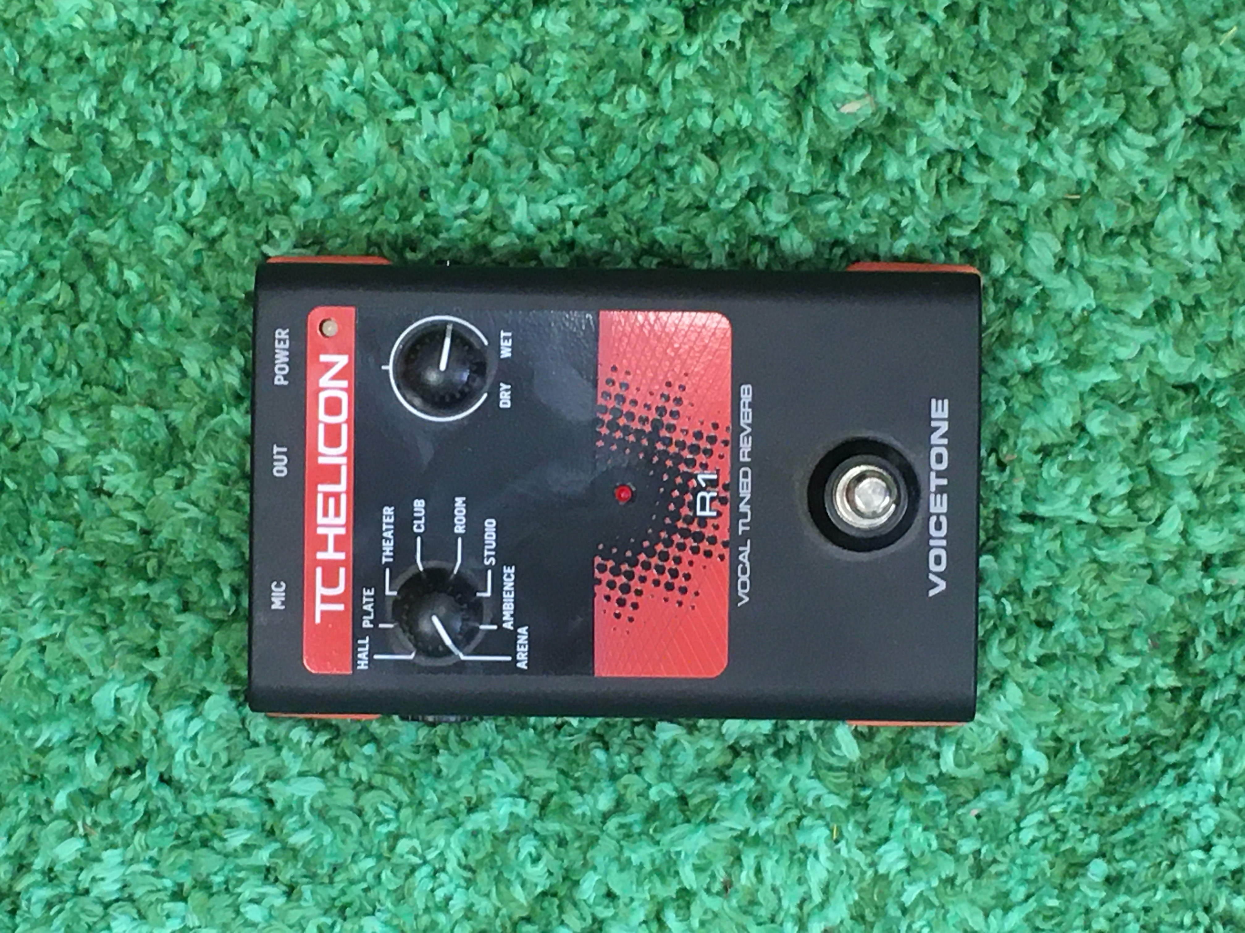 TC Helicon Voicetone R1 Vocal Tuned Reverb