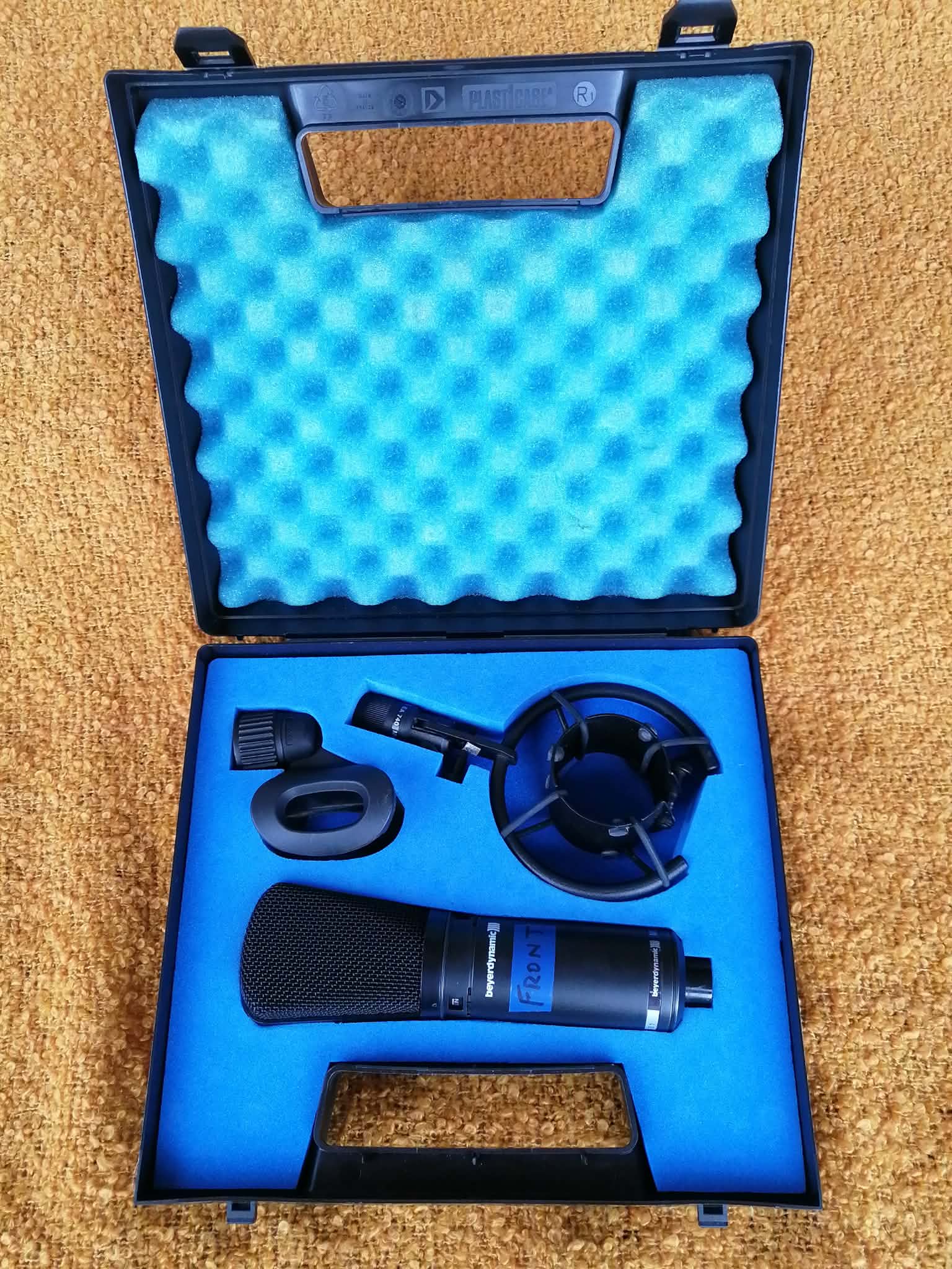 Beyerdynamic MC 834 N (C) PV (sérial : 16031) avec sa pince et sa suspension