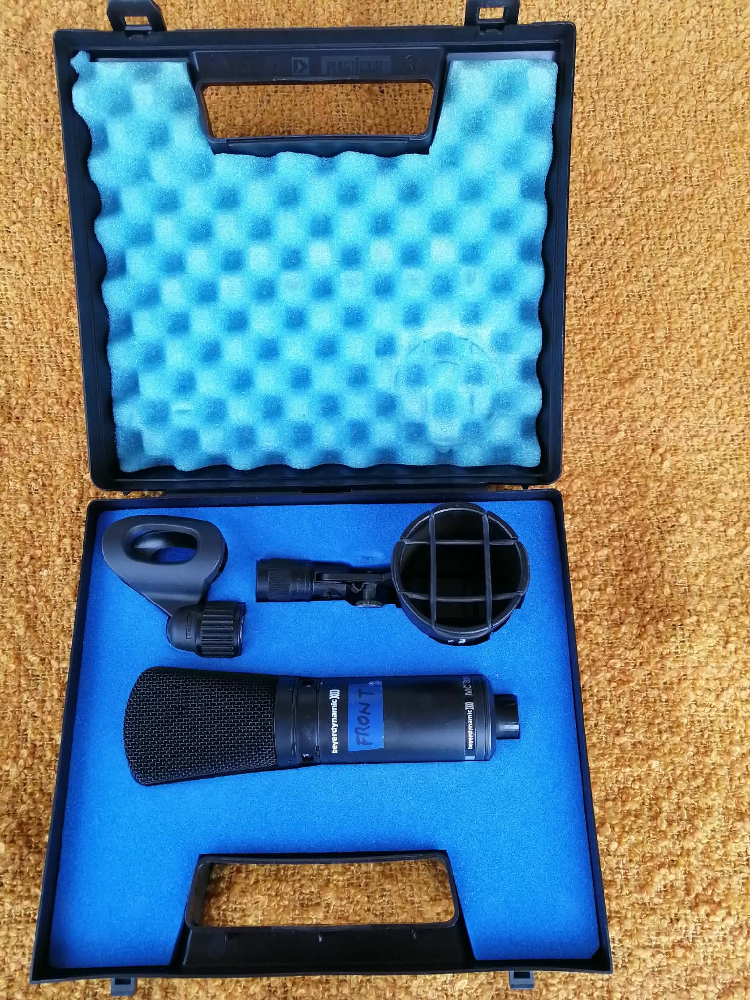 Beyerdynamic MC 834 N (C) PV (sérial : 16883) avec sa pince et sa suspension