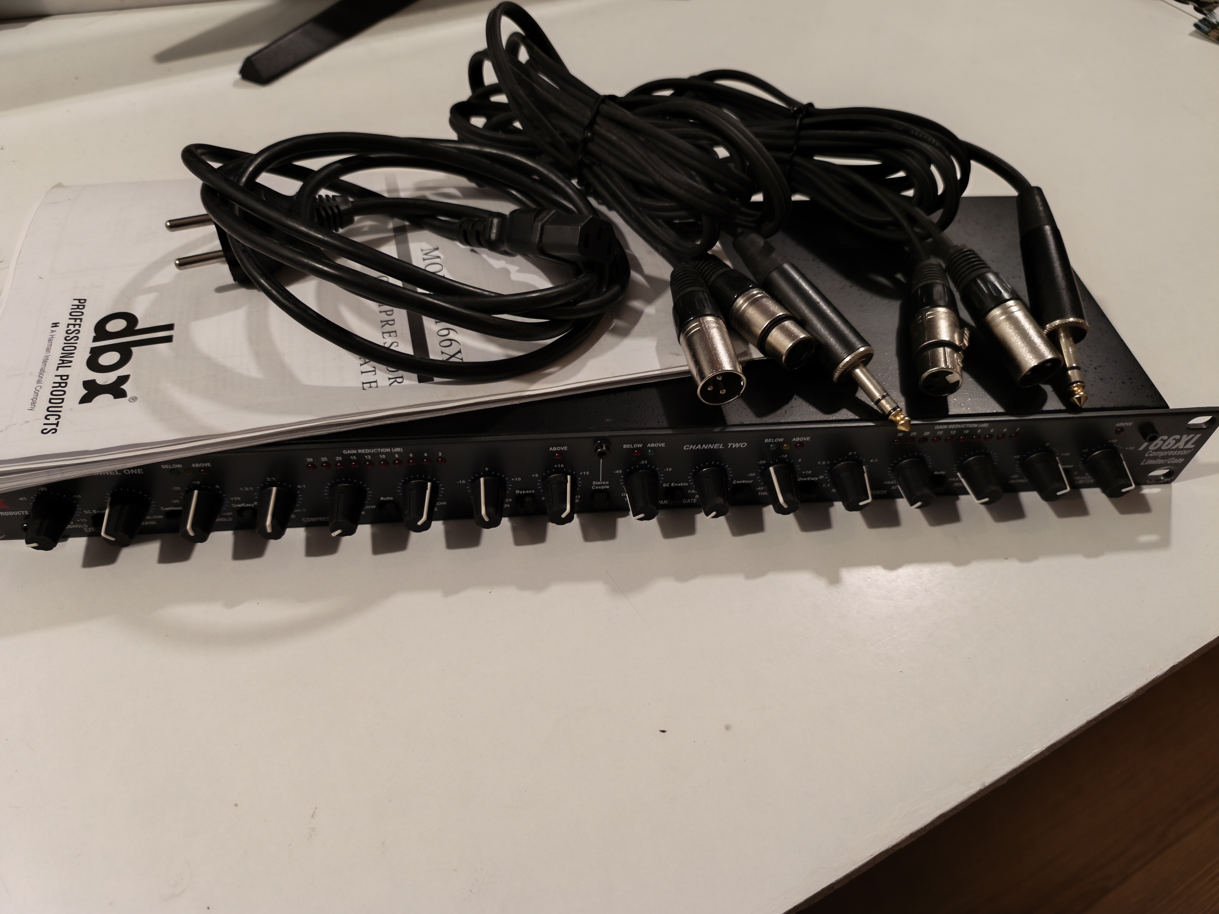 Vends Compresseur/Limiteur/Gate stéréo DBX 166XL avec ses 2 câbles d'insert- Etat neuf