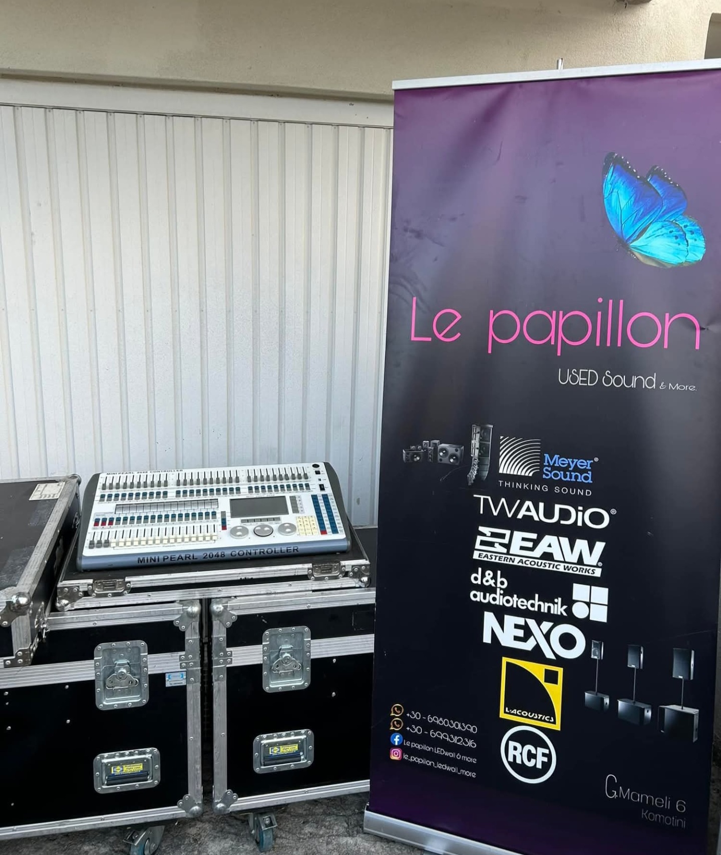 Mini pearl 2048 DMX Stage live Lighting console with flight case