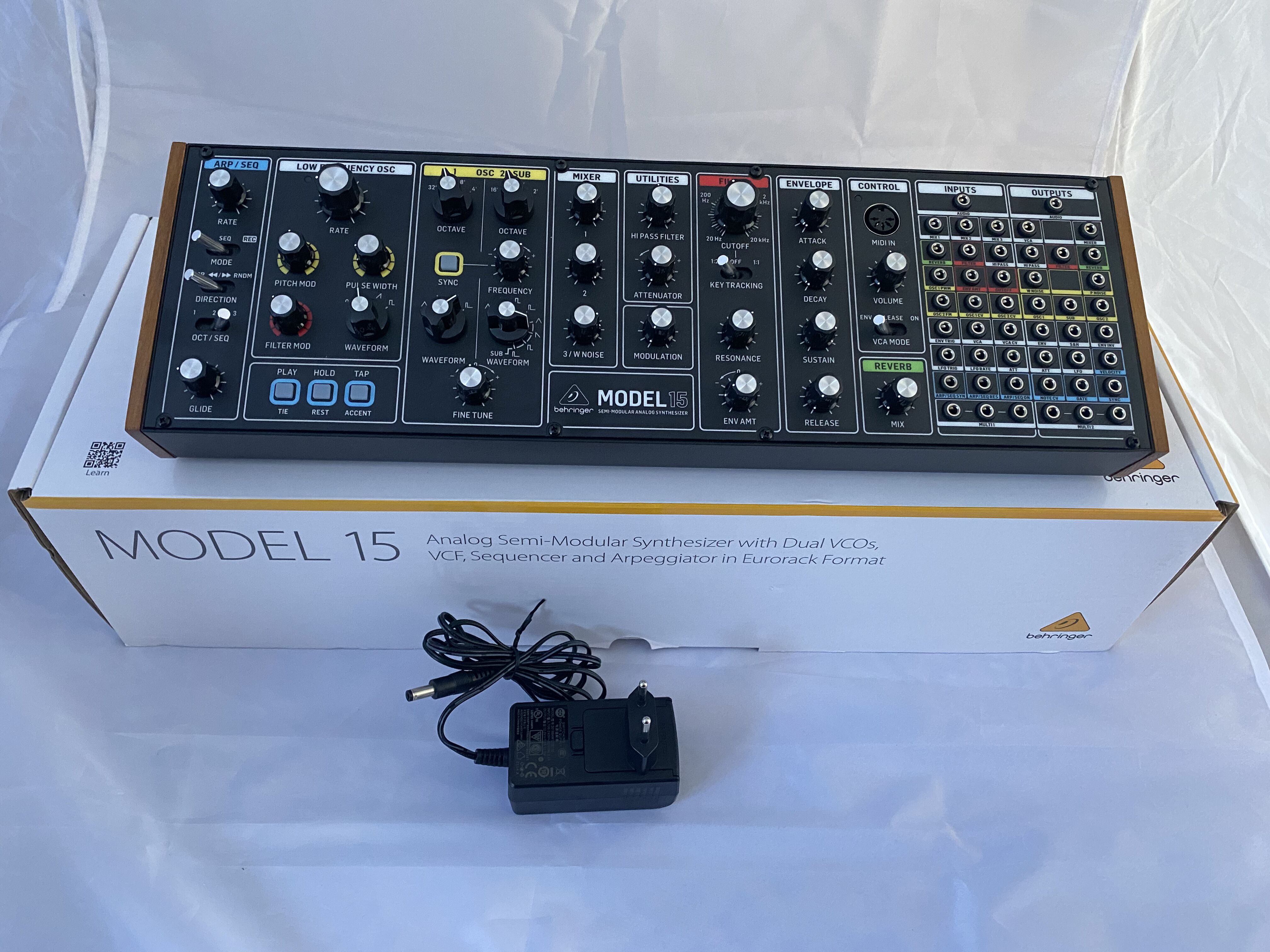 Vends Behringer Model 15 comme neuf