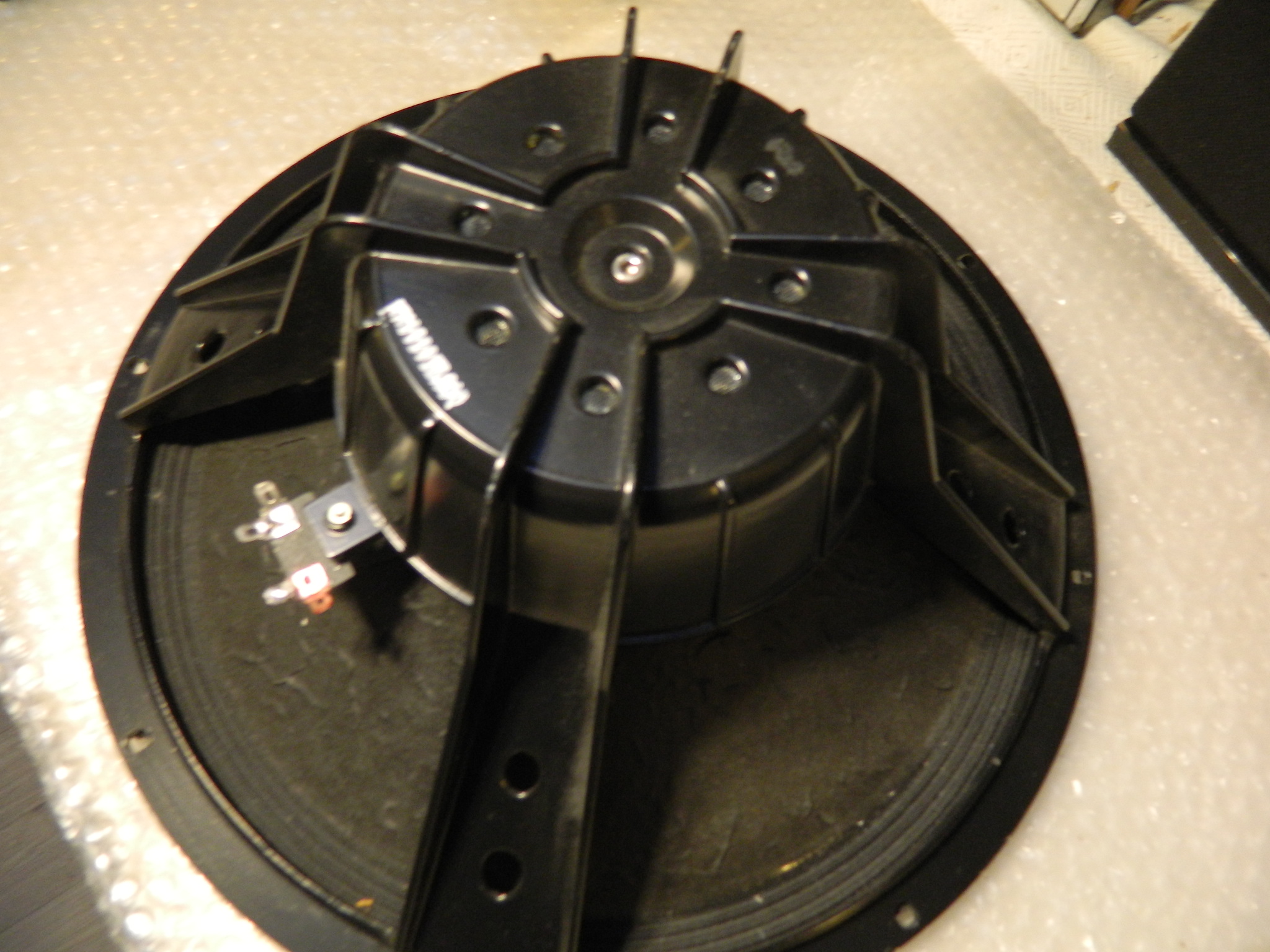 1 Haut-parleur boomer équivalent de la très réputée marque B&C