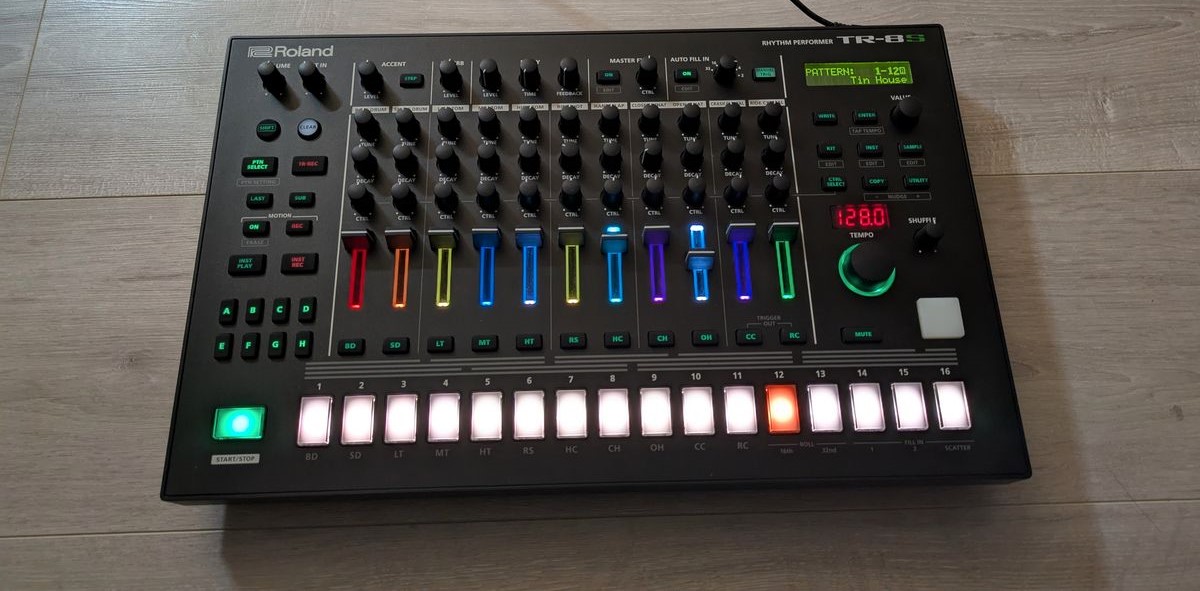 Boîte à rythmes Roland TR-8S